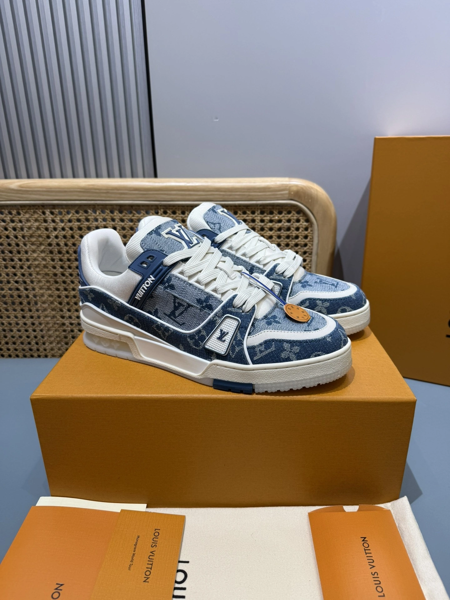 OOBB-- 8V 1ADHIT Trainer Calfskin item:E-X430L0302B