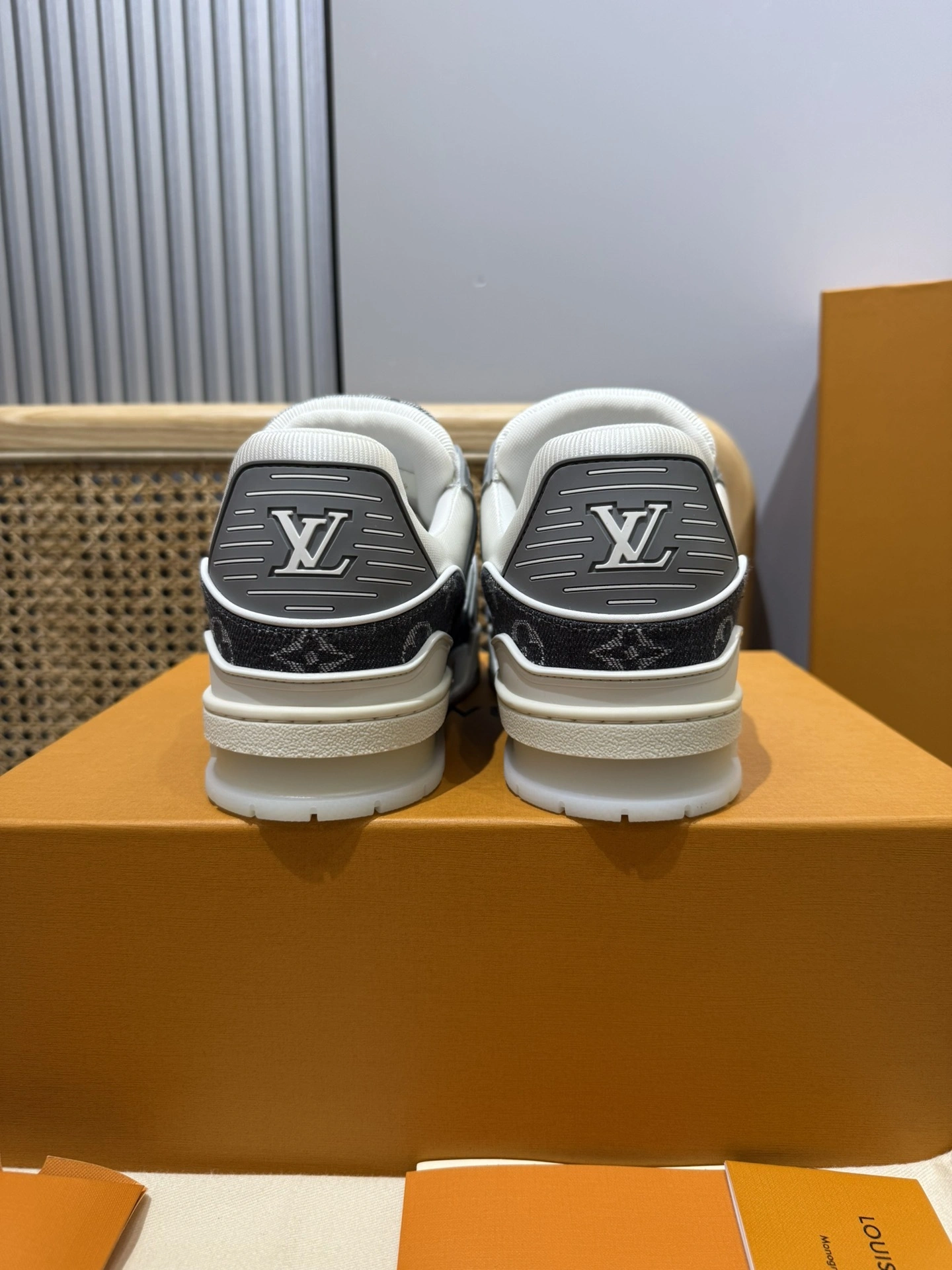 OOBB-- 8V 1ADHIZ Trainer Calfskin item:E-X430L0314B