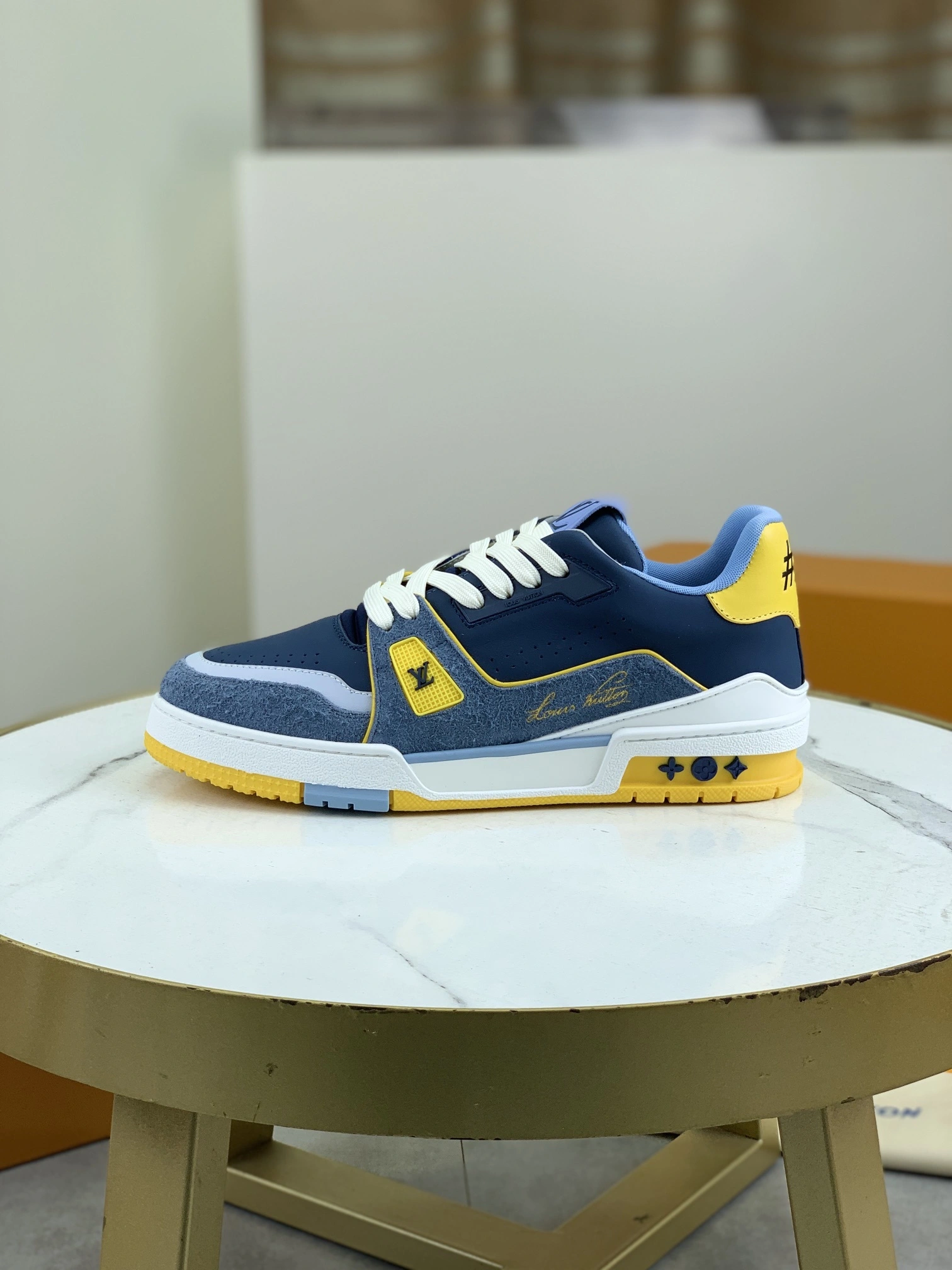 OOBB-- 8V 1ADHUS Trainer item:E-X000H2719