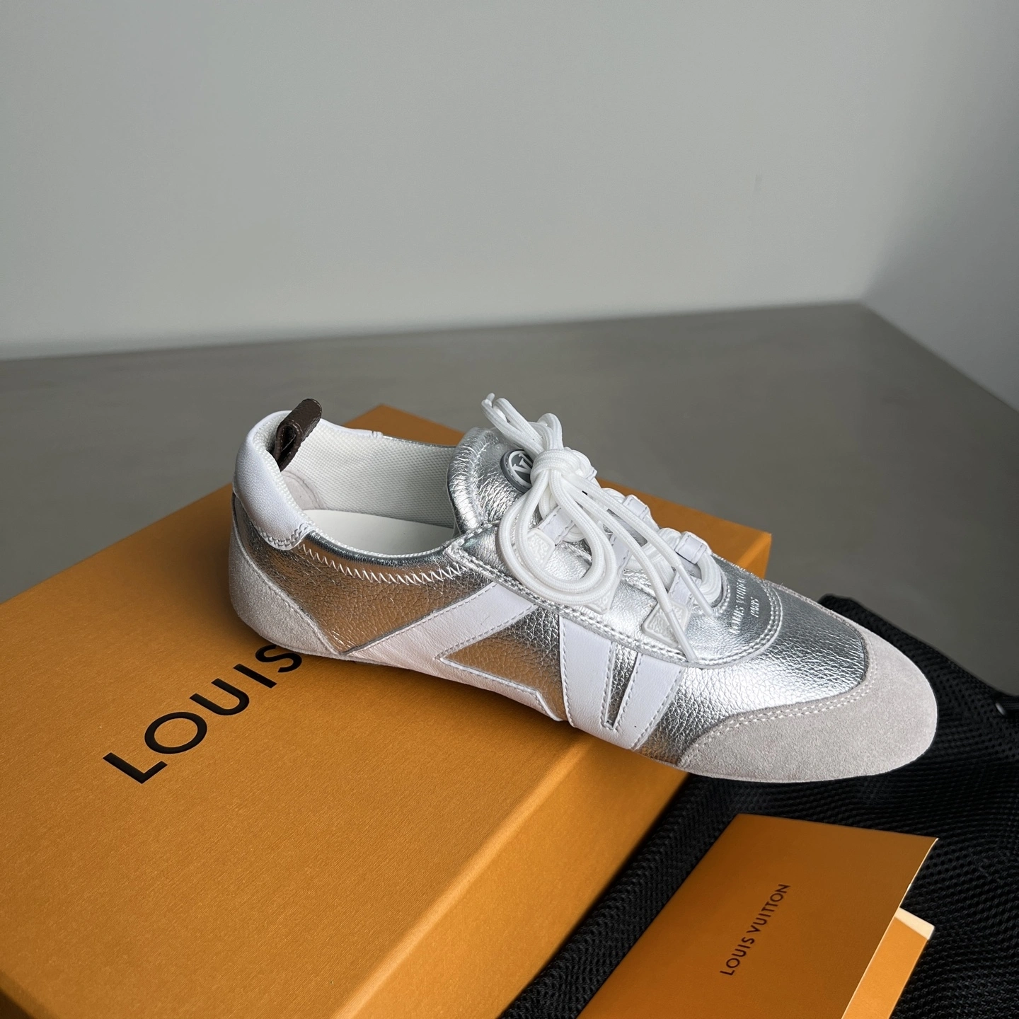 OOBB-- 8V 1AHOJD Sneakerina cowhide item:E-X000F2671