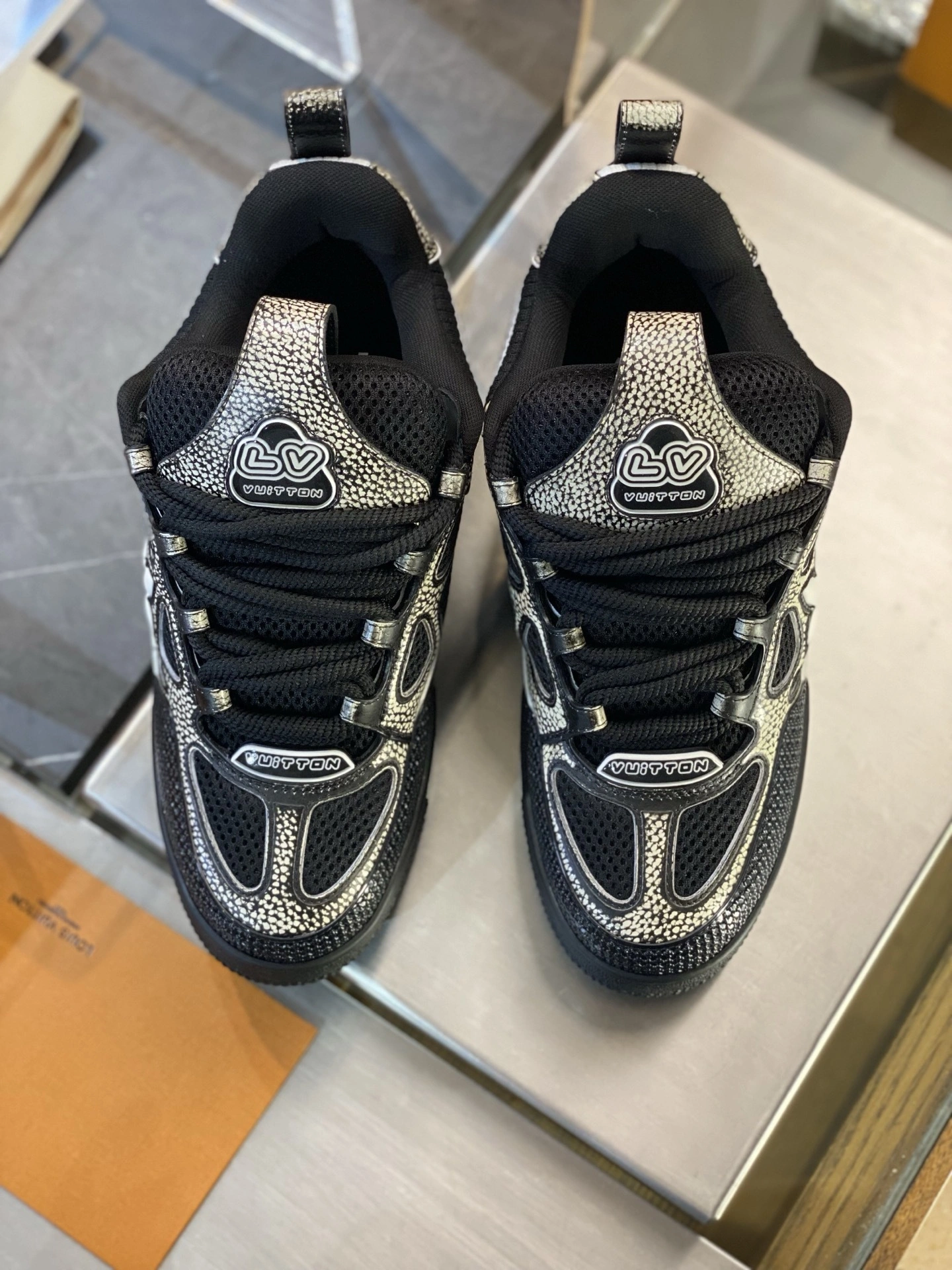OOBB-- 8V 1AHSX1 Skate ss25 Calfskin item:E-X332K1202