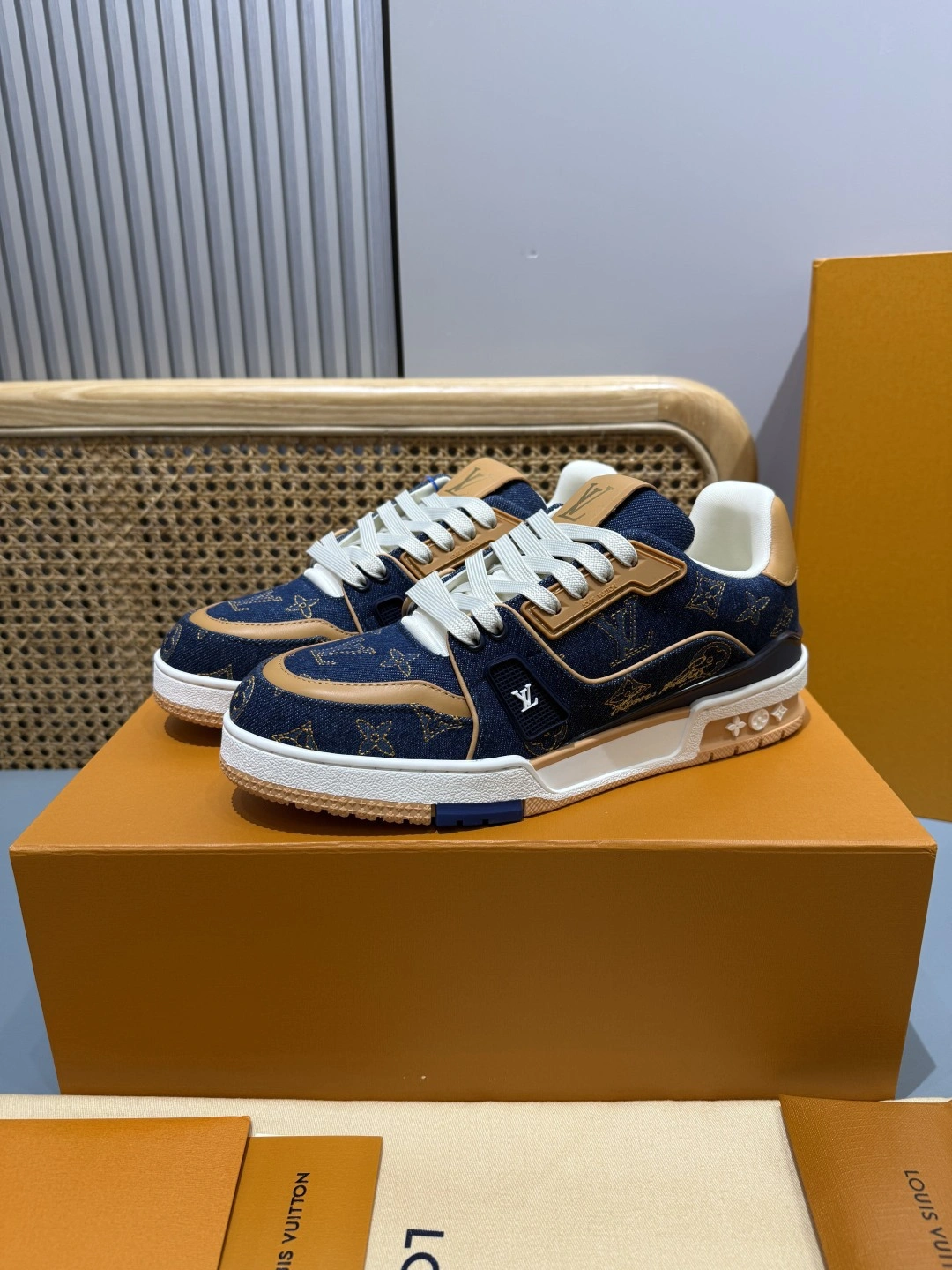 OOBB-- 8V 1AJ360 Trainer cowhide item:E-X430K1216