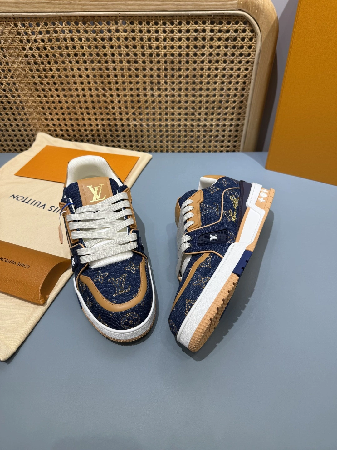 OOBB-- 8V 1AJ360 Trainer cowhide item:E-X430K1216