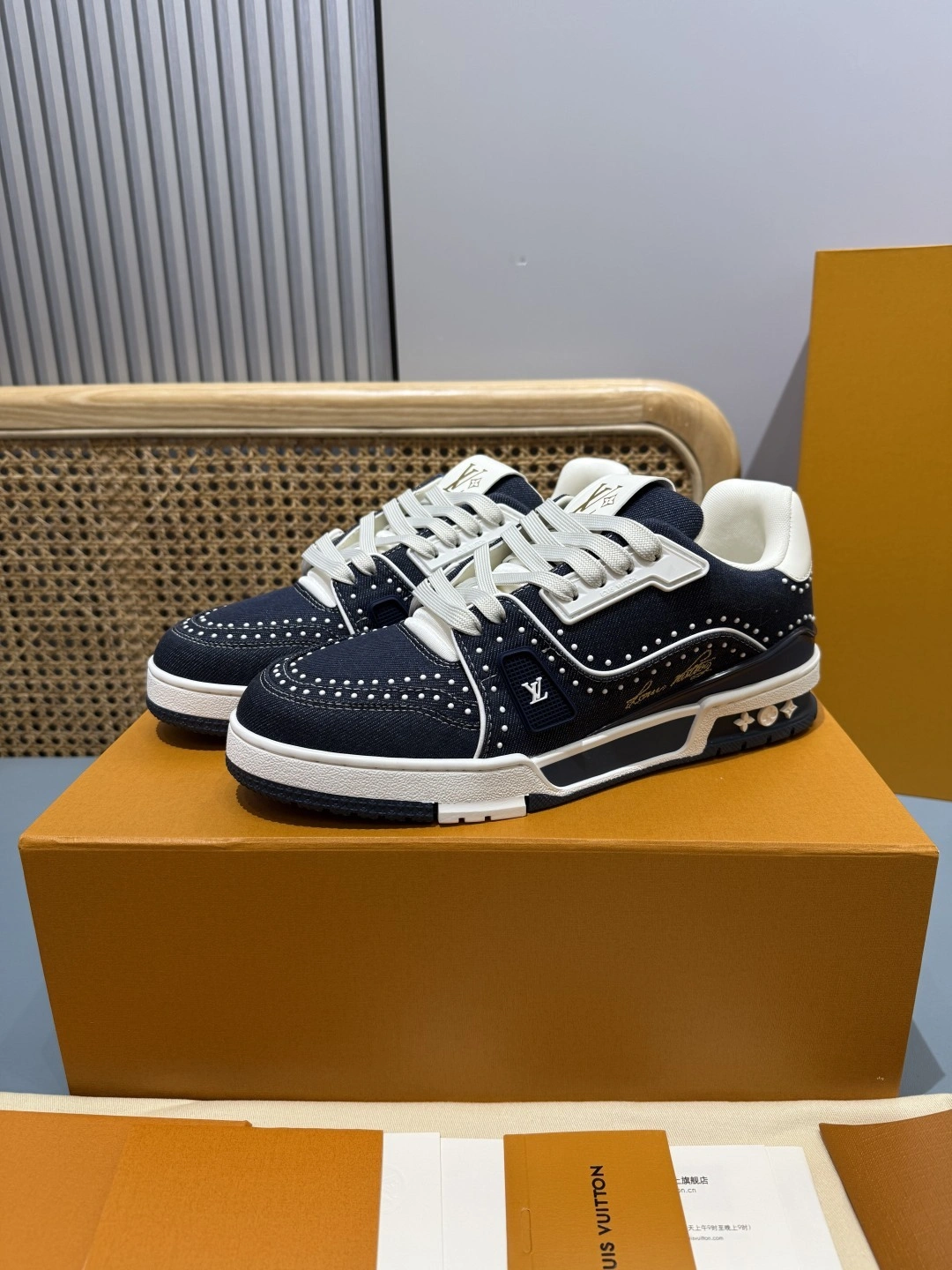 OOBB-- 8V 1AJ518 Trainer cowhide item:E-X430J2923