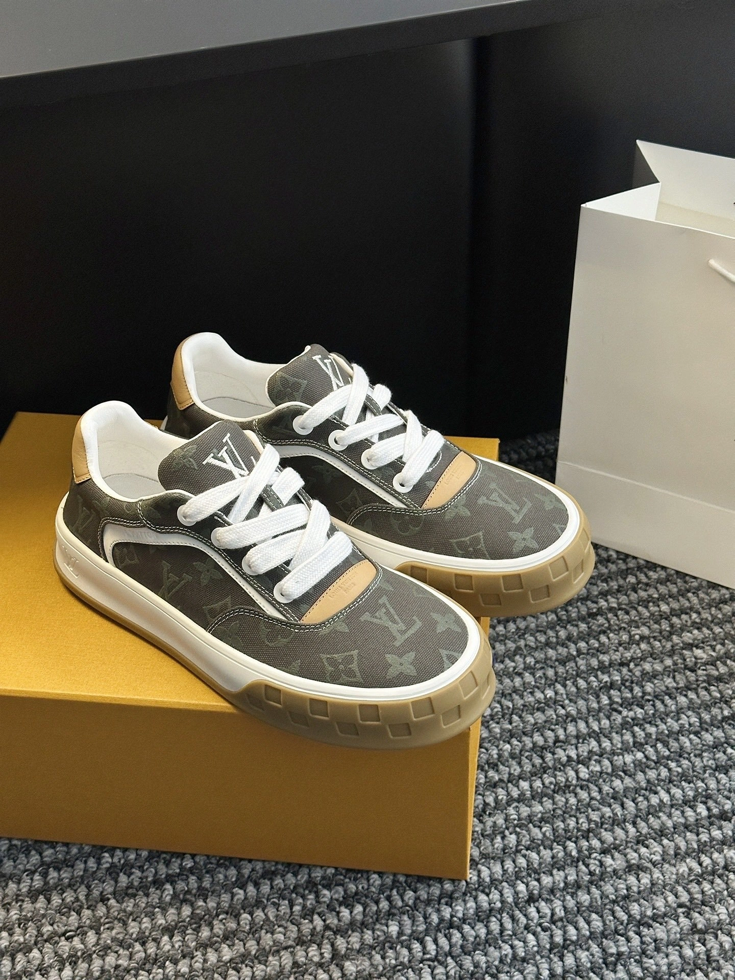 OOBB-- 8V 1AJAMC cowhide item:E-X362K1001T