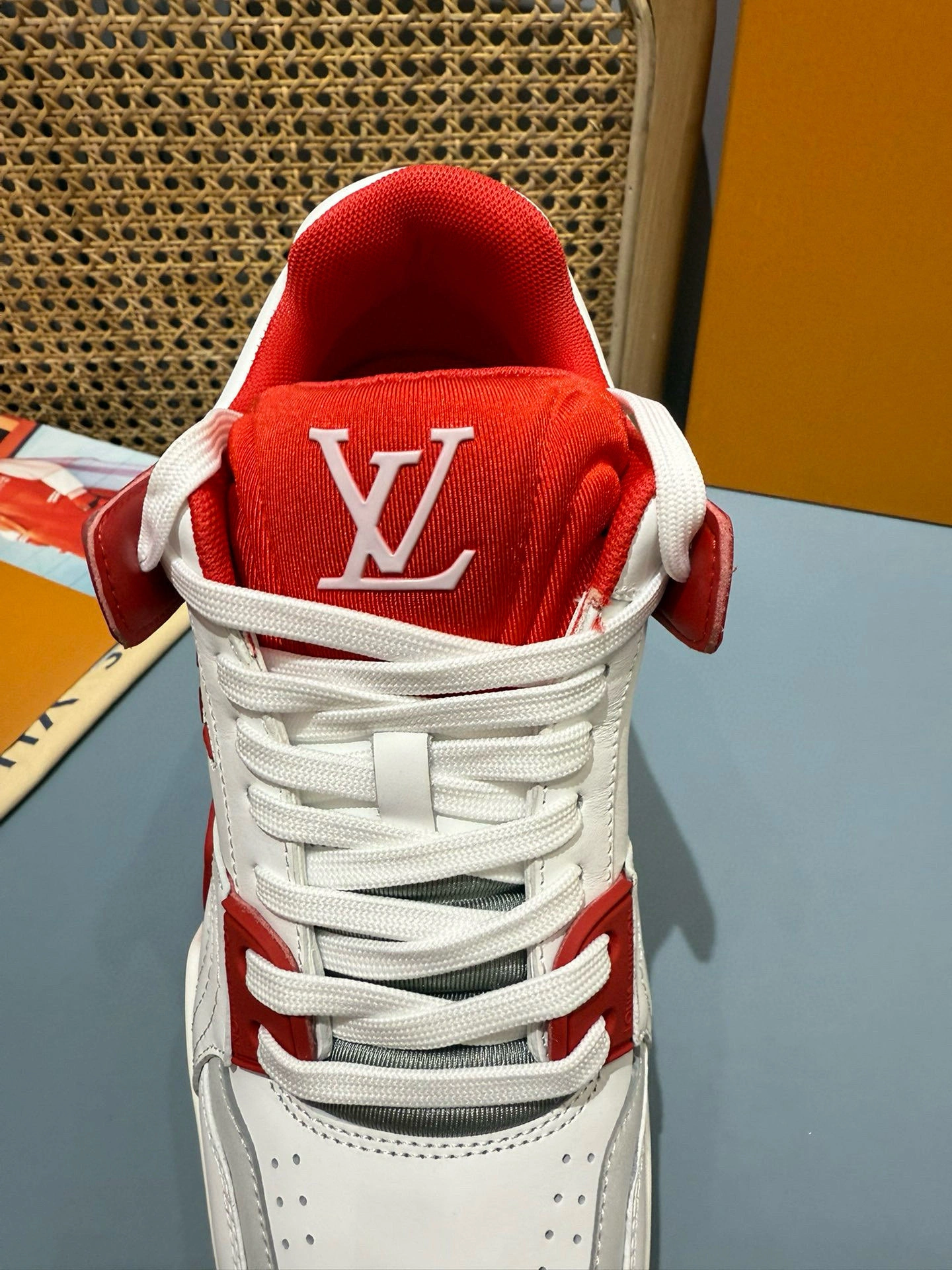 OOBB-- 8V Trainer cowhide item:E-X430F0620