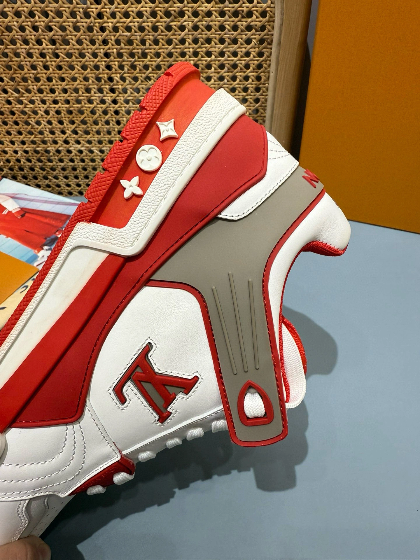 OOBB-- 8V Trainer cowhide item:E-X430F0620