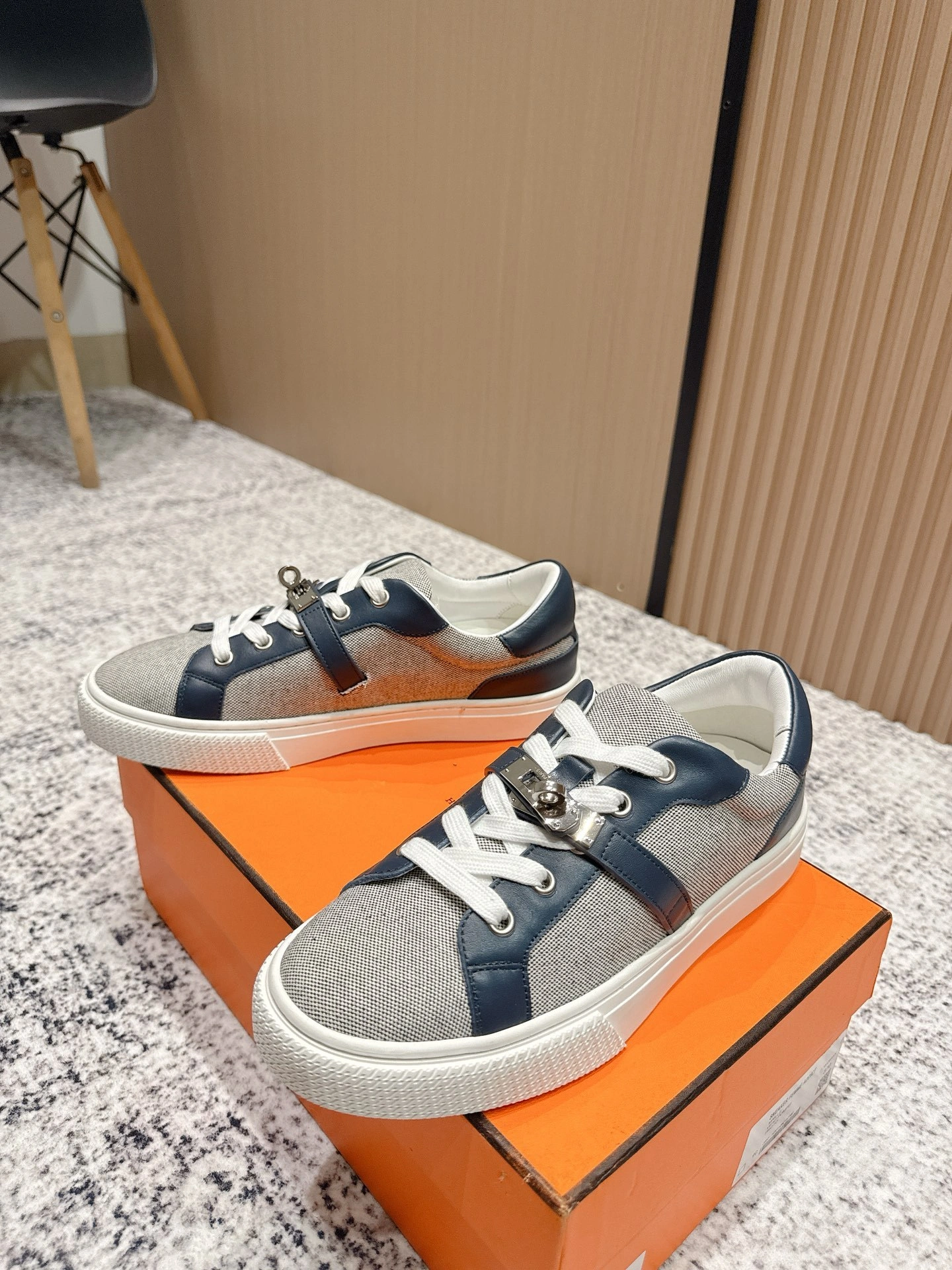 OOBB-- H5r75s H221195Z Q8 calfskin item：E-X02I1012
