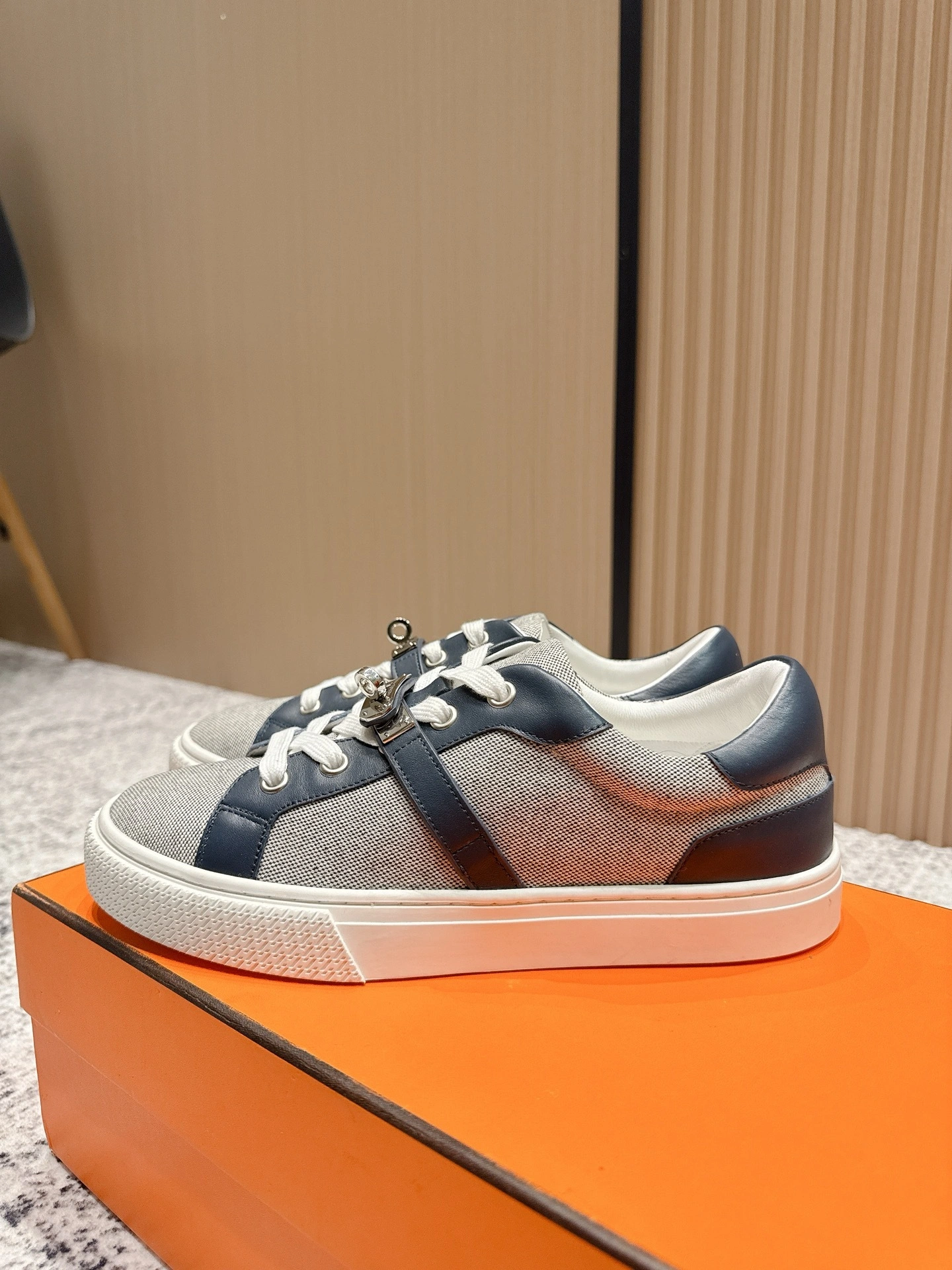 OOBB-- H5r75s H221195Z Q8 calfskin item：E-X02I1012