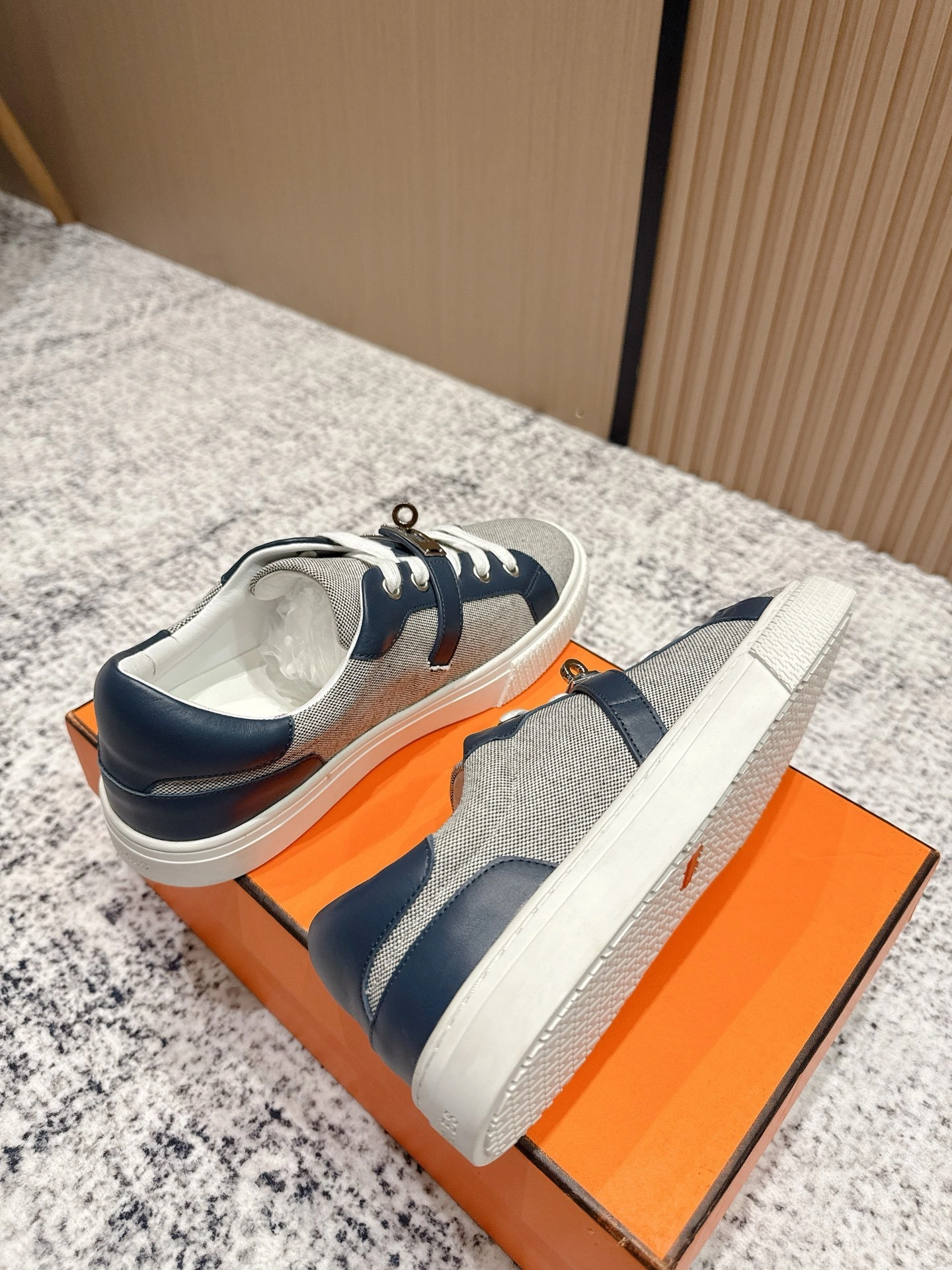 OOBB-- H5r75s H221195Z Q8 calfskin item：E-X02I1012