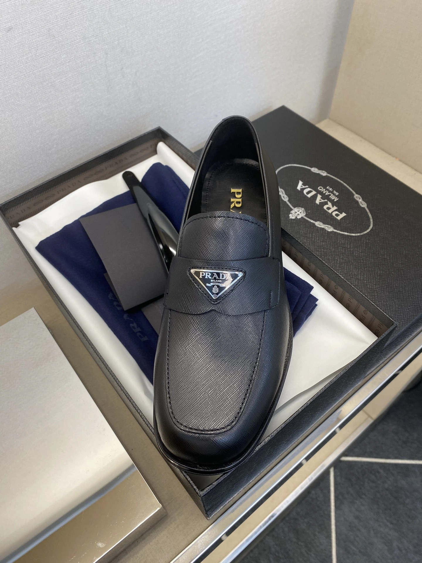 OOBB-- Pr141 2DB180_053_F0002_F_G001 Calfskin item:D-X313I0424