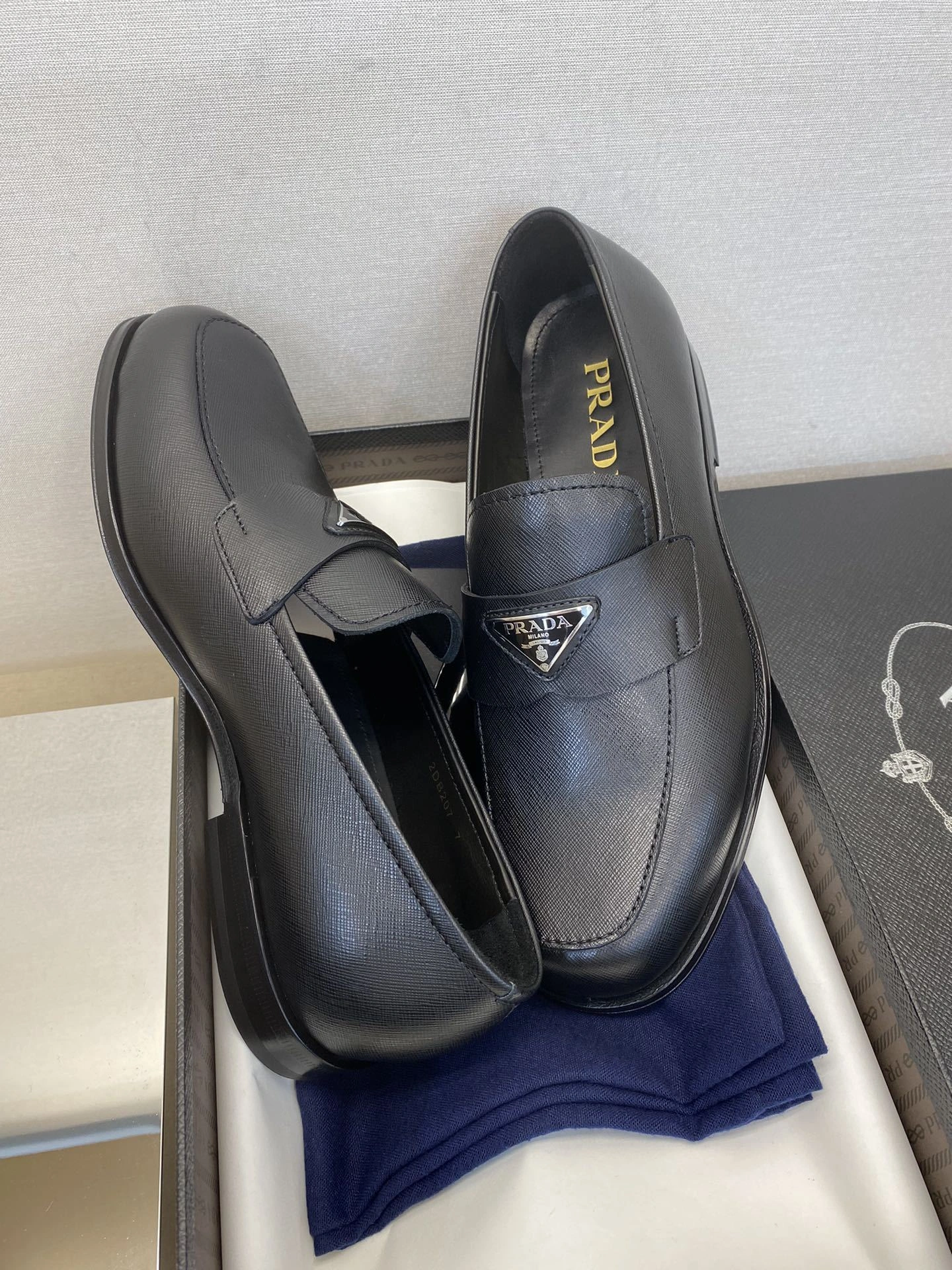 OOBB-- Pr141 2DB180_053_F0002_F_G001 Calfskin item:D-X313I0424