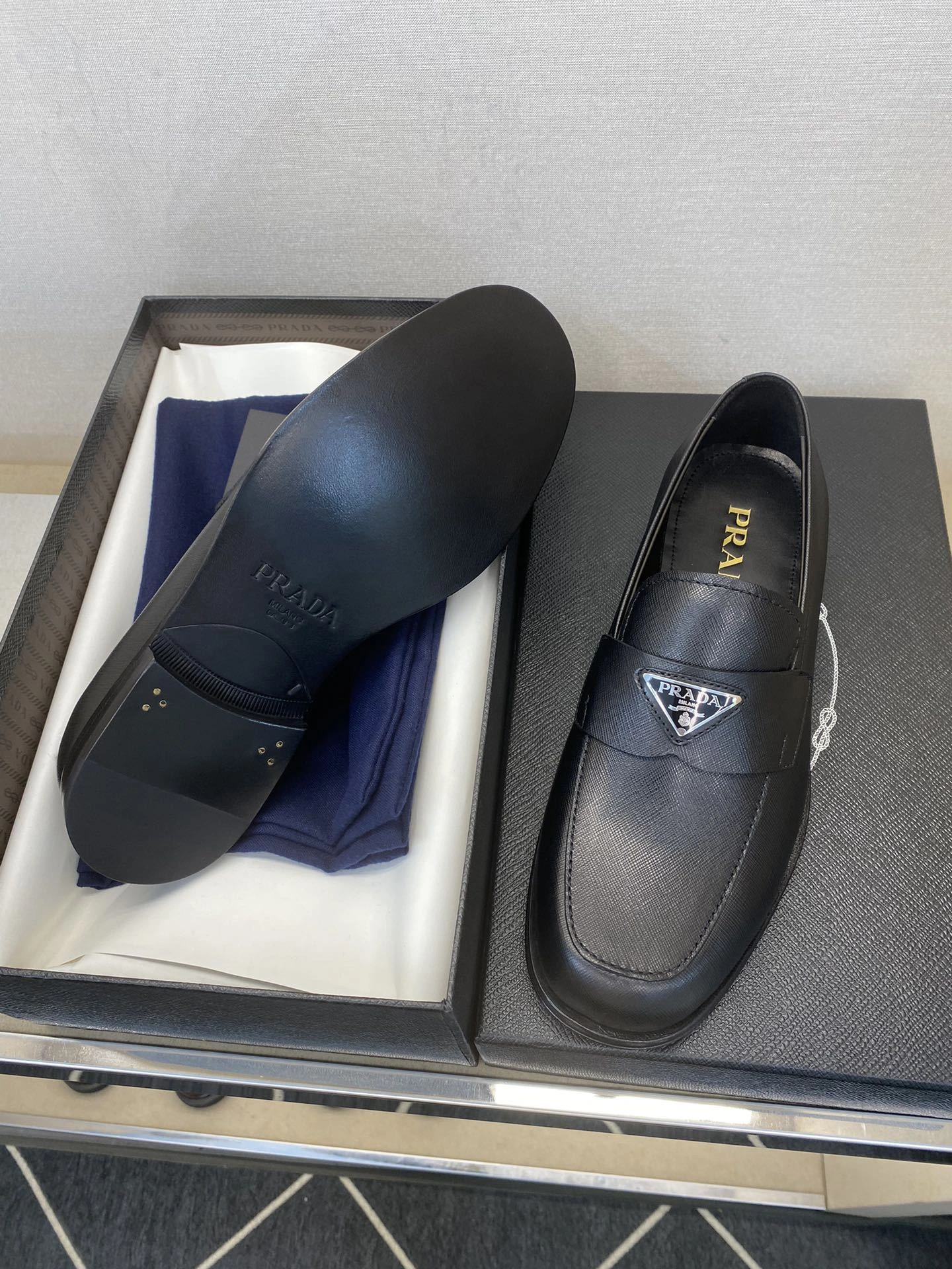 OOBB-- Pr141 2DB180_053_F0002_F_G001 Calfskin item:D-X313I0424