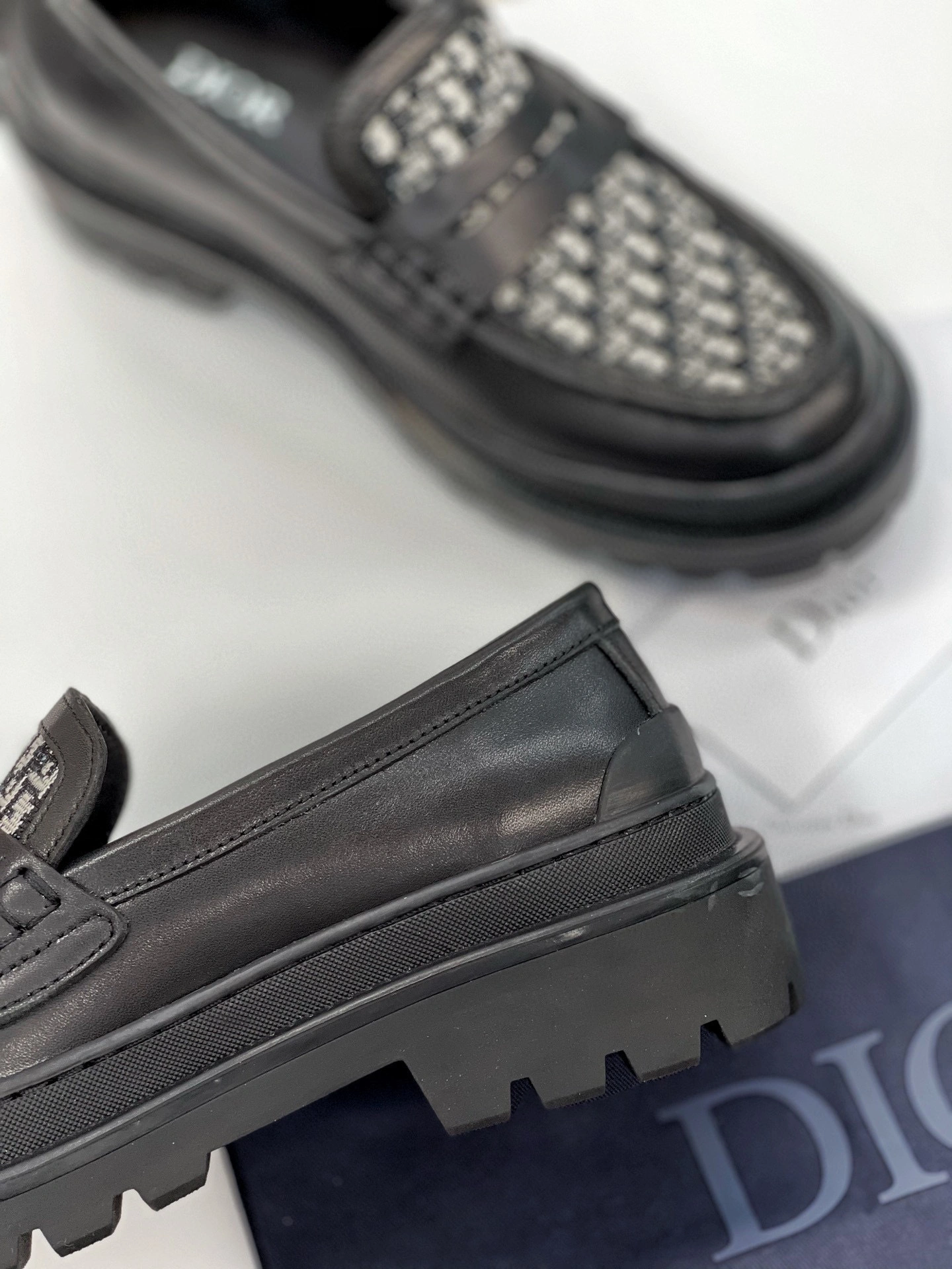 OOBB--3LO103ZCD_H961 Explorer +stussy cowhide item:B-X313E2437L
