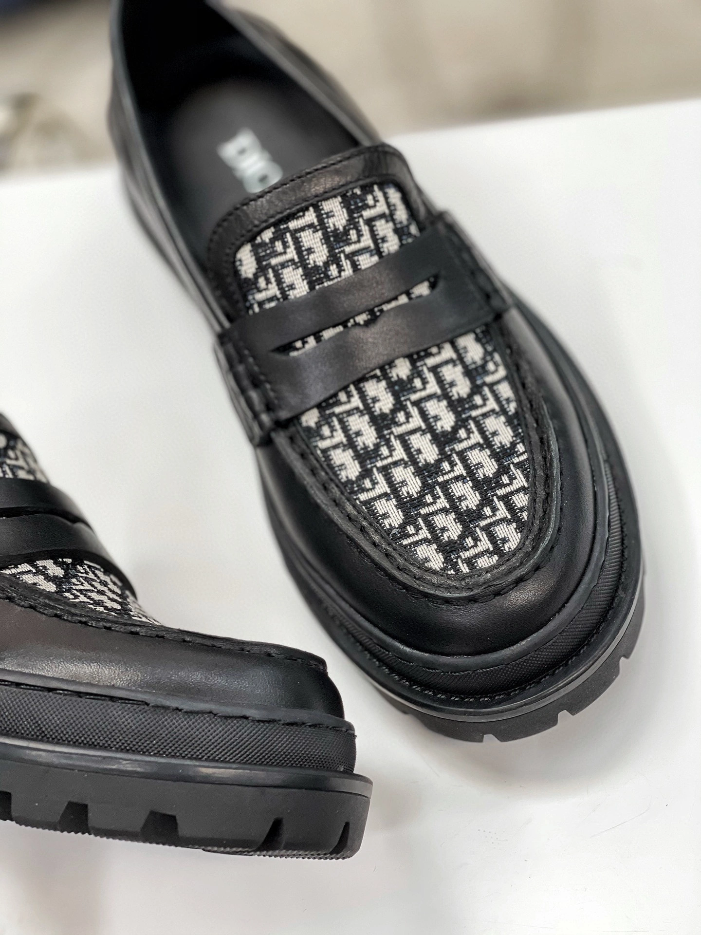 OOBB--3LO103ZCD_H961 Explorer +stussy cowhide item:B-X313E2437L