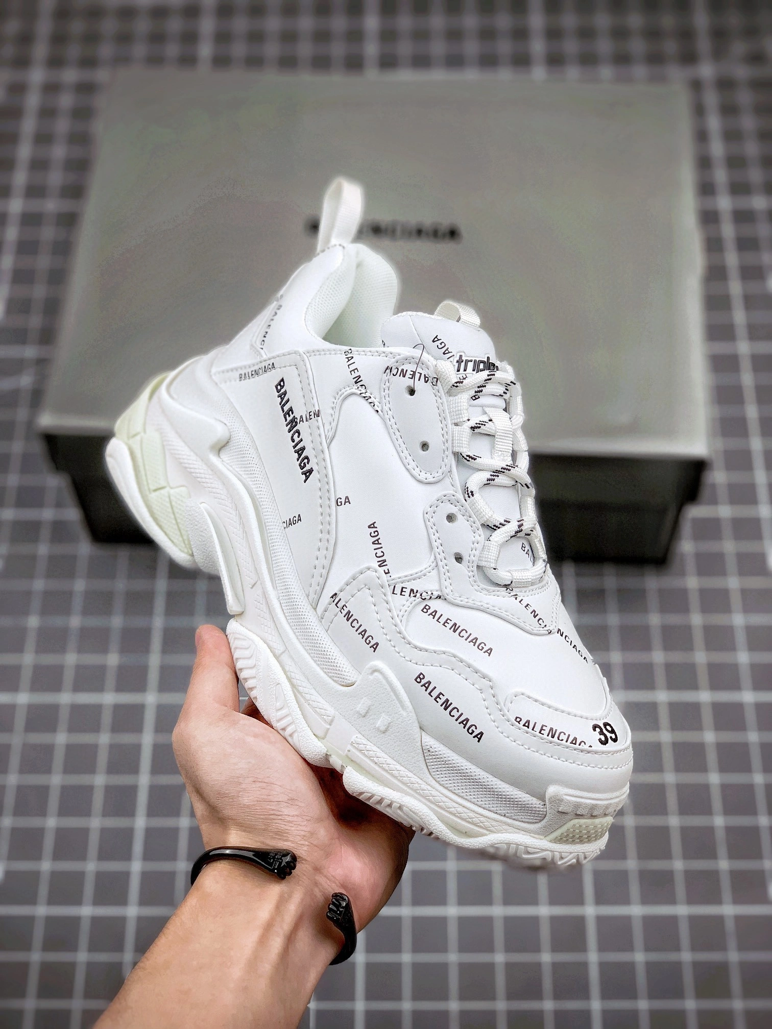 &OOBB- 524039W2FA19010 Triple S item : A-X00I1402