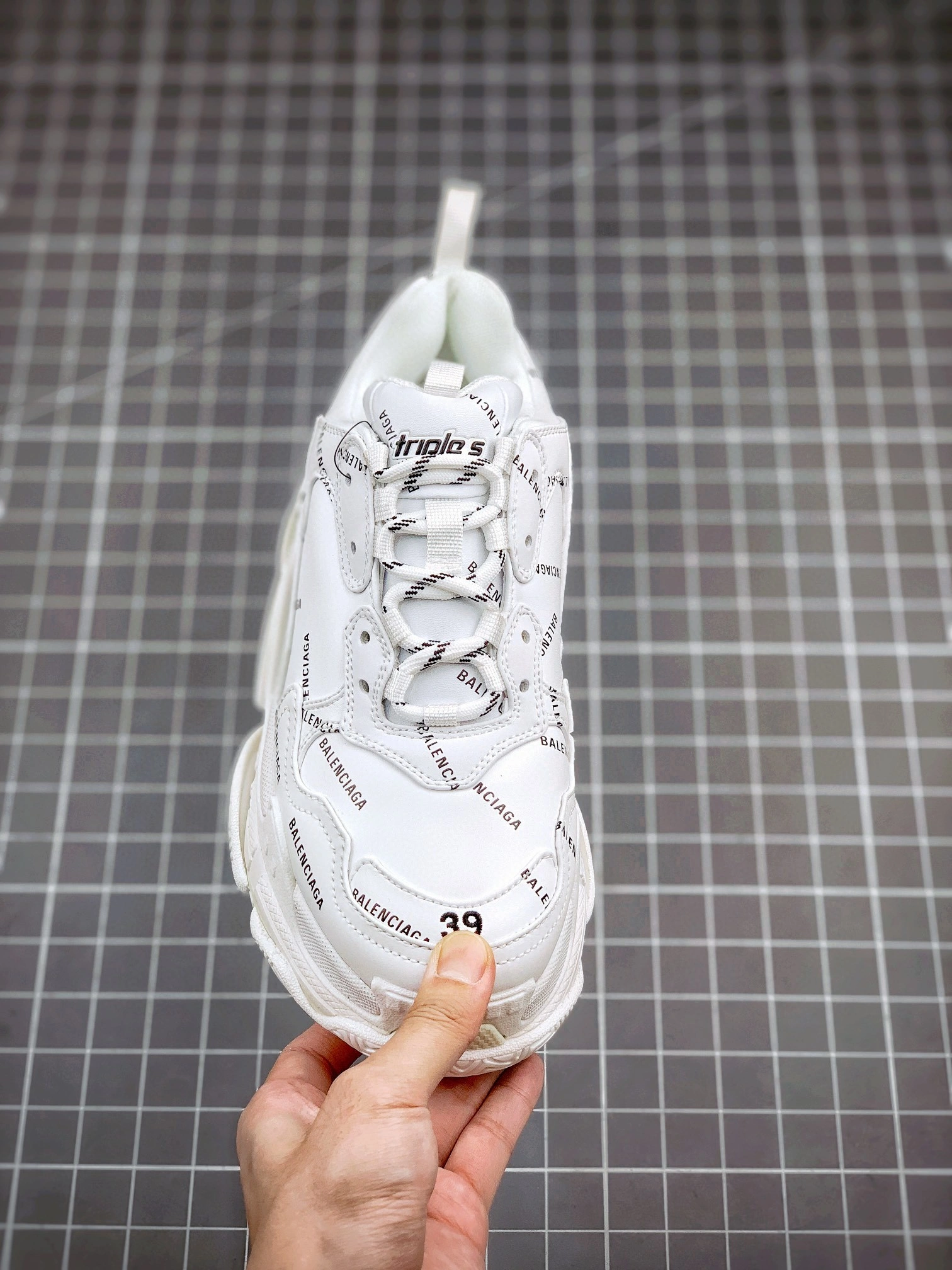 &OOBB- 524039W2FA19010 Triple S item : A-X00I1402