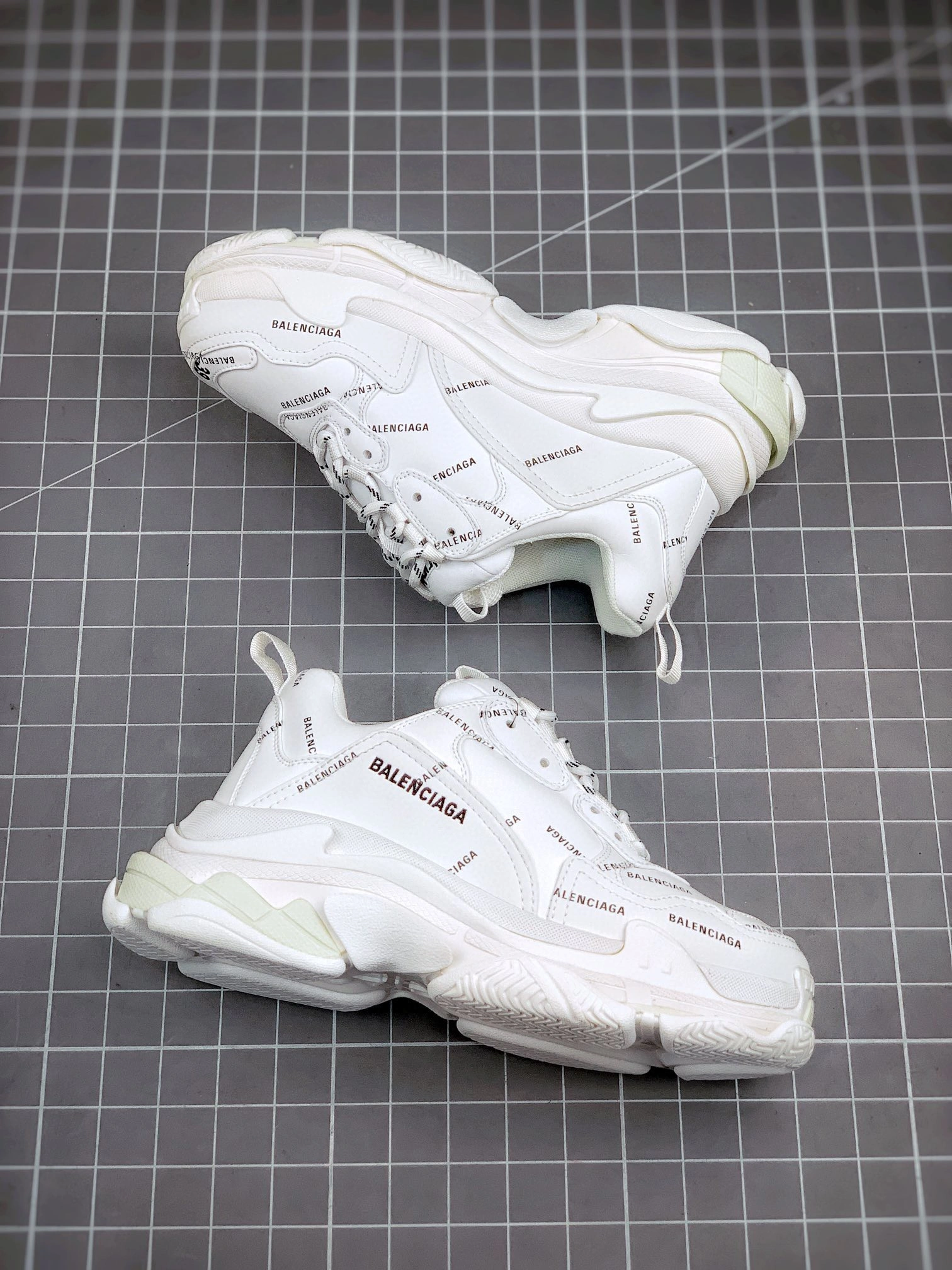 &OOBB- 524039W2FA19010 Triple S item : A-X00I1402