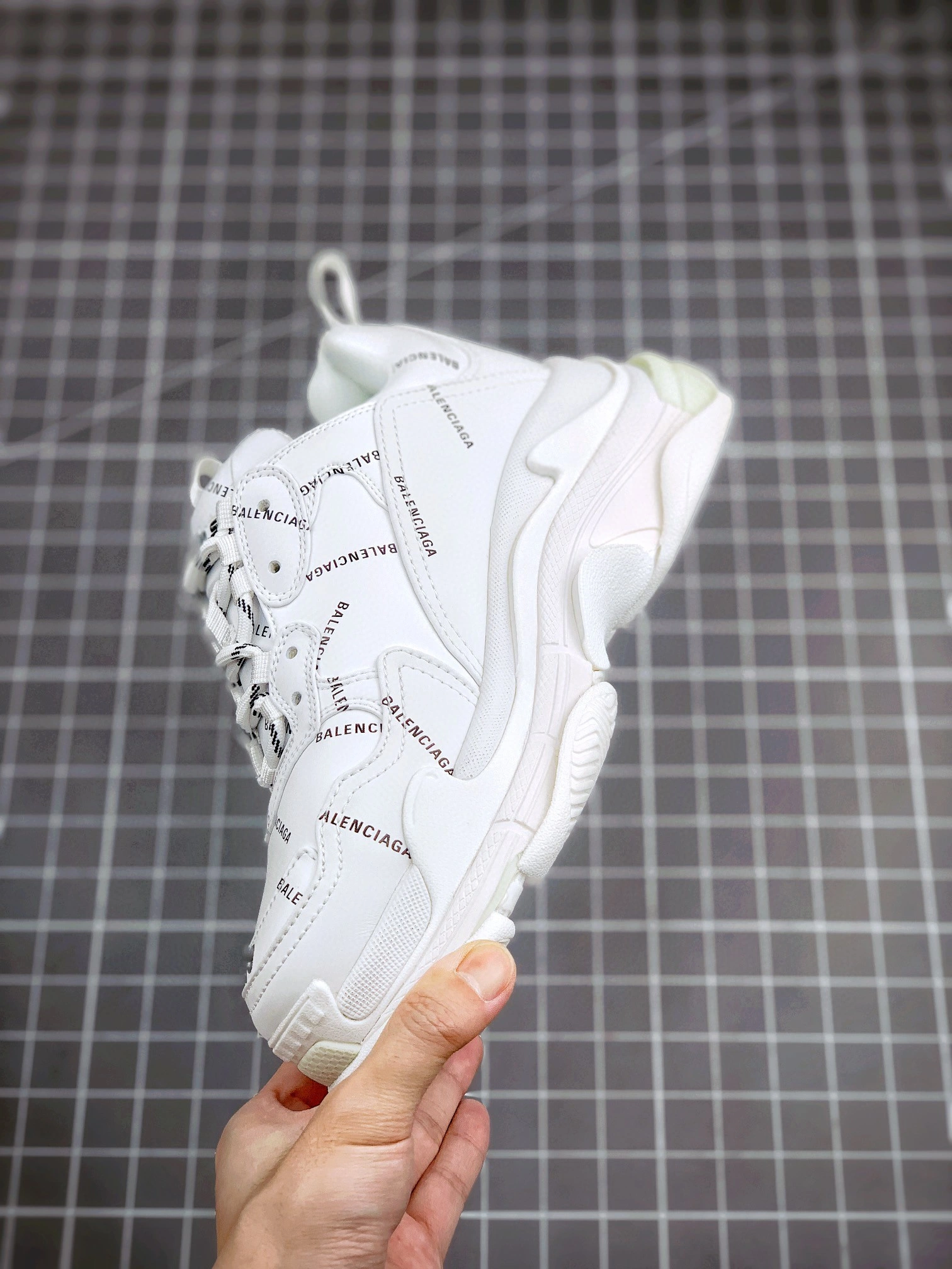 &OOBB- 524039W2FA19010 Triple S item : A-X00I1402
