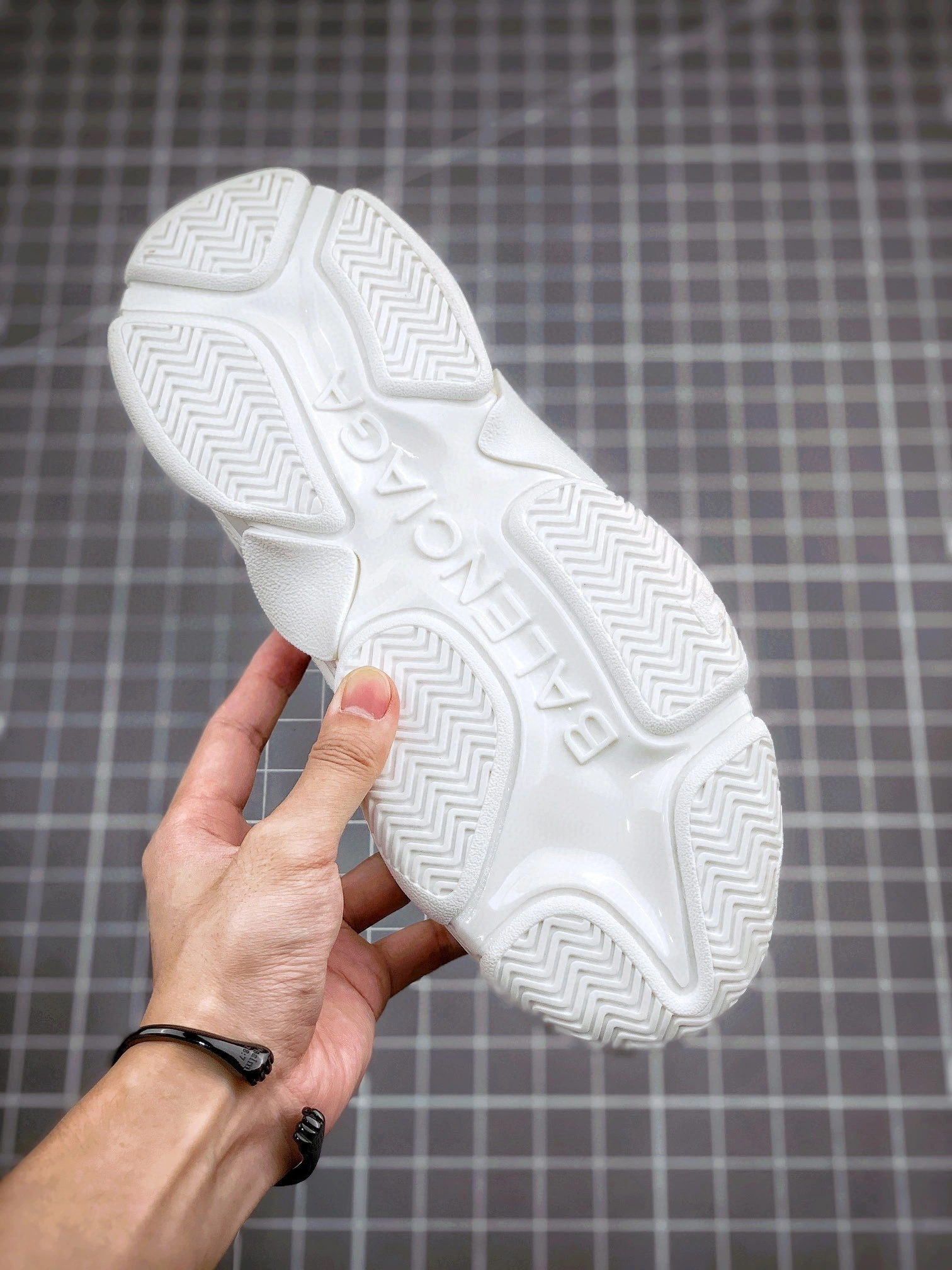 &OOBB- 524039W2FA19010 Triple S item : A-X00I1402