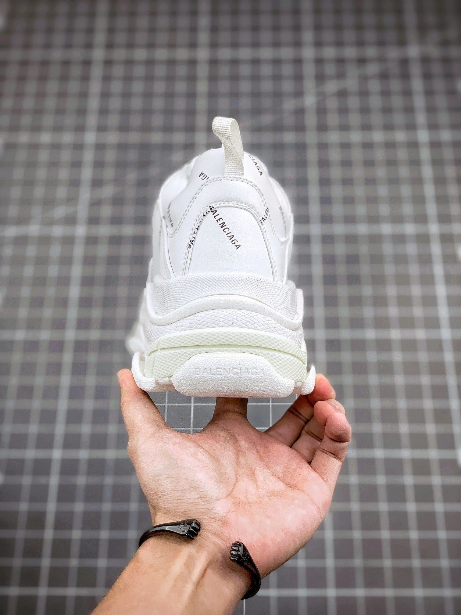 &OOBB- 524039W2FA19010 Triple S item : A-X00I1402