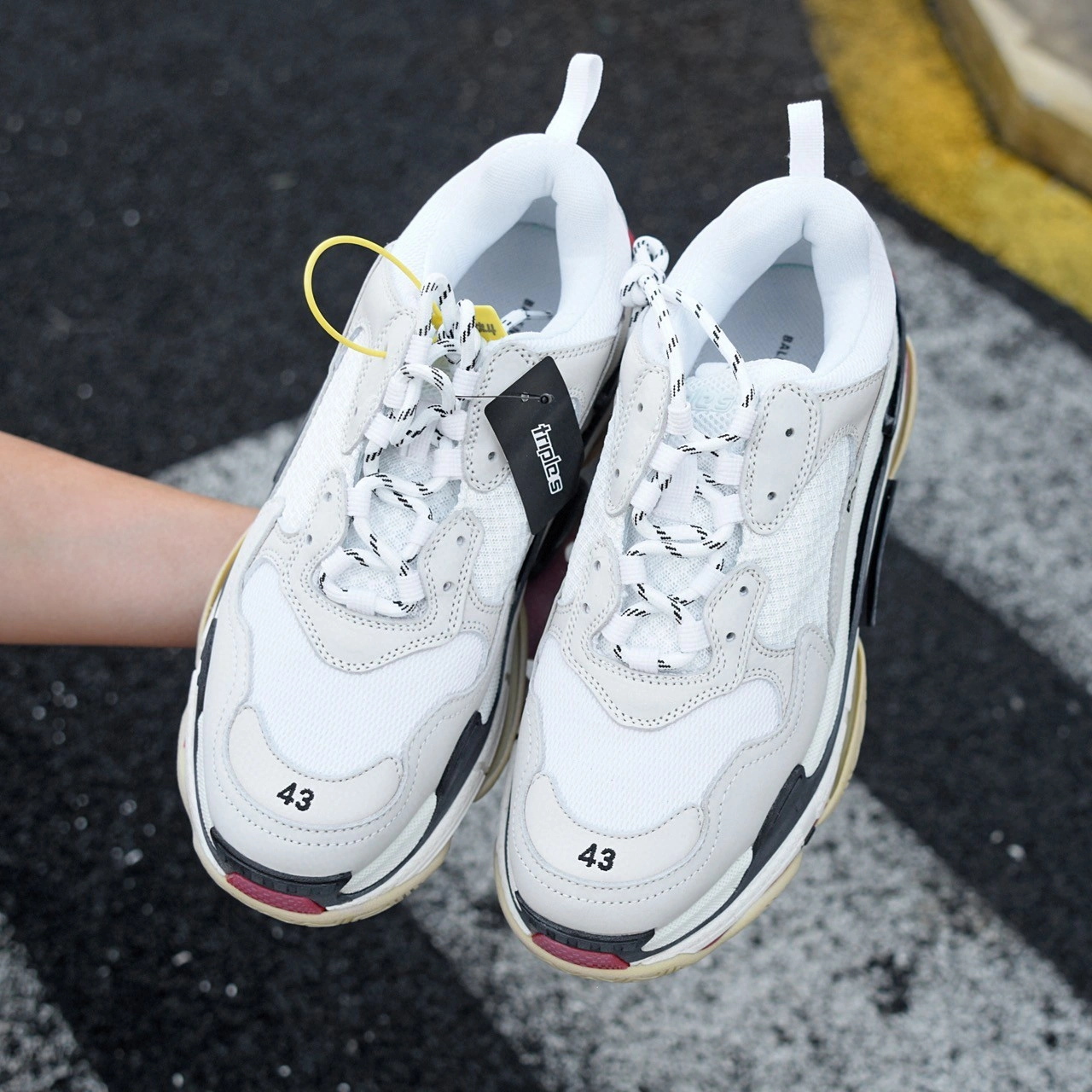 &OOBB- 533882W09E19000 Triple S item : A-X230J1053L