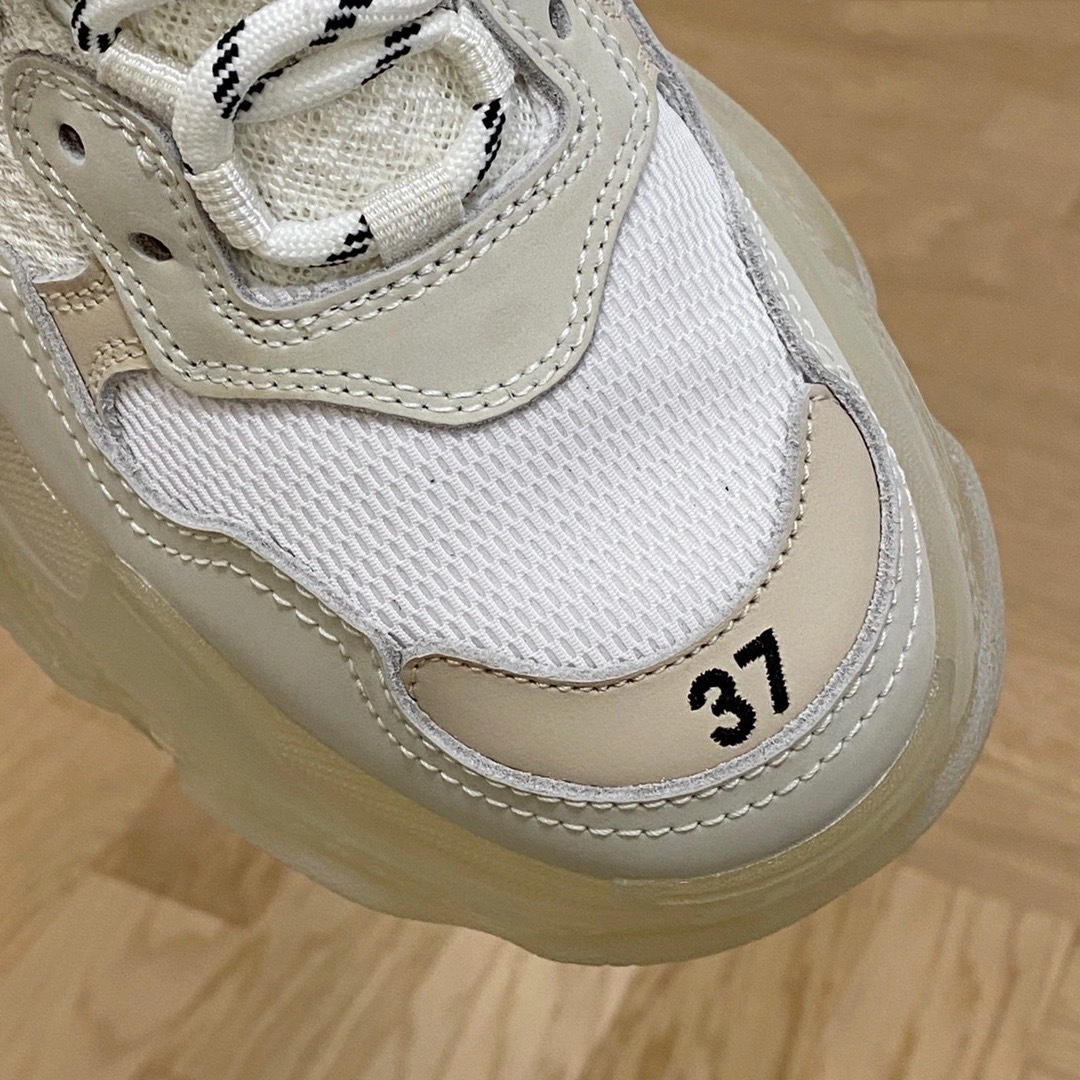 OOBB -541624W09E19000 TRIPLE S item:B-X000E2008J