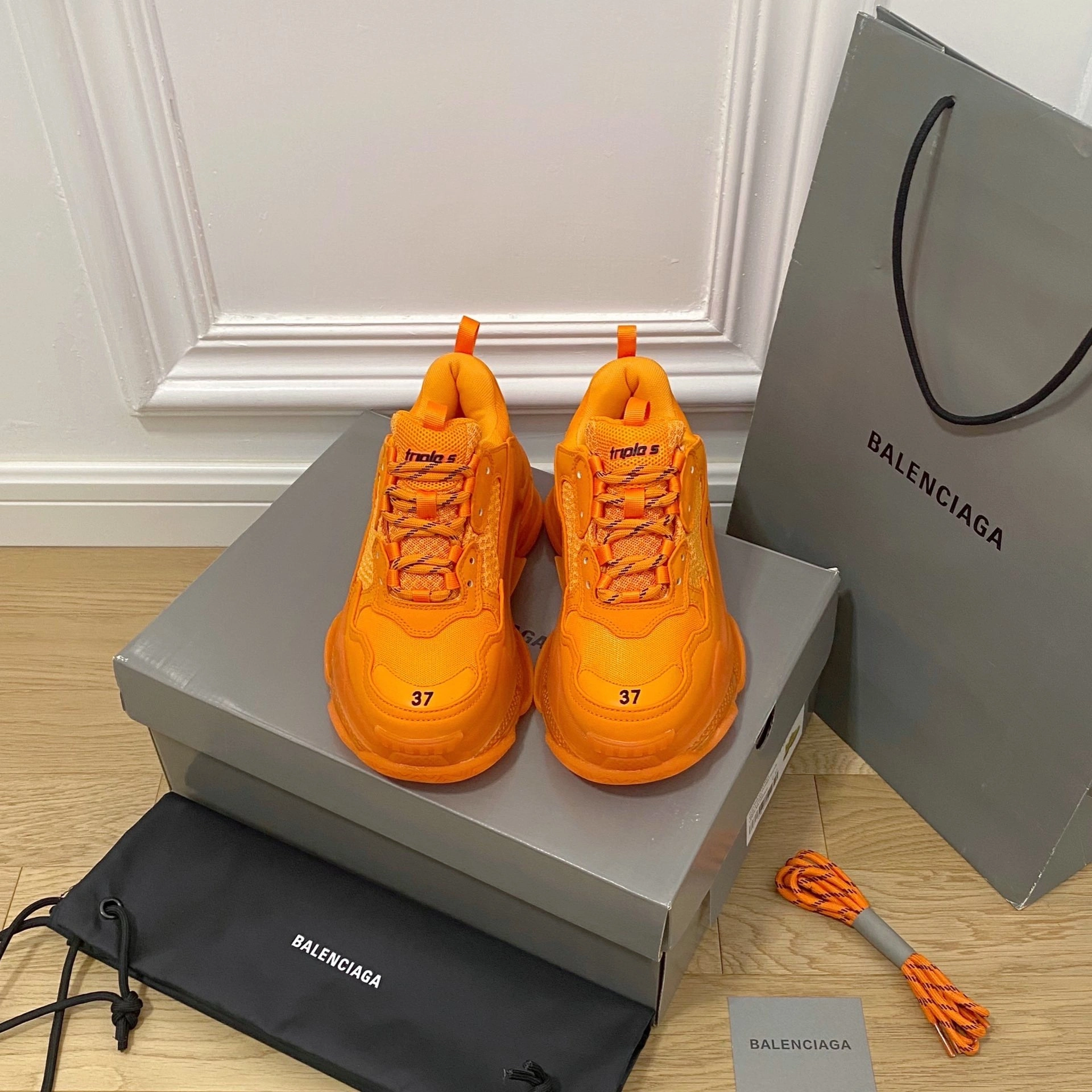 OOBB -541624W2GA17510 TRIPLE S item:B-X032E2050J