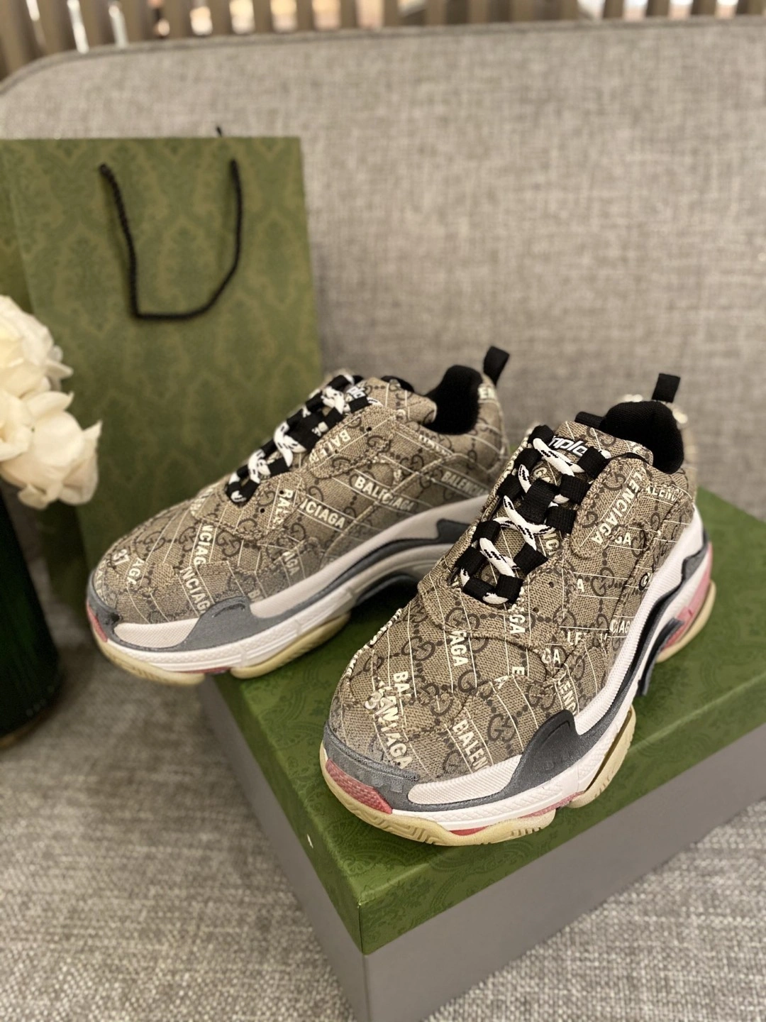OOBB- 681066 ULZ10 9795 Triple S item : B-X03A1524L