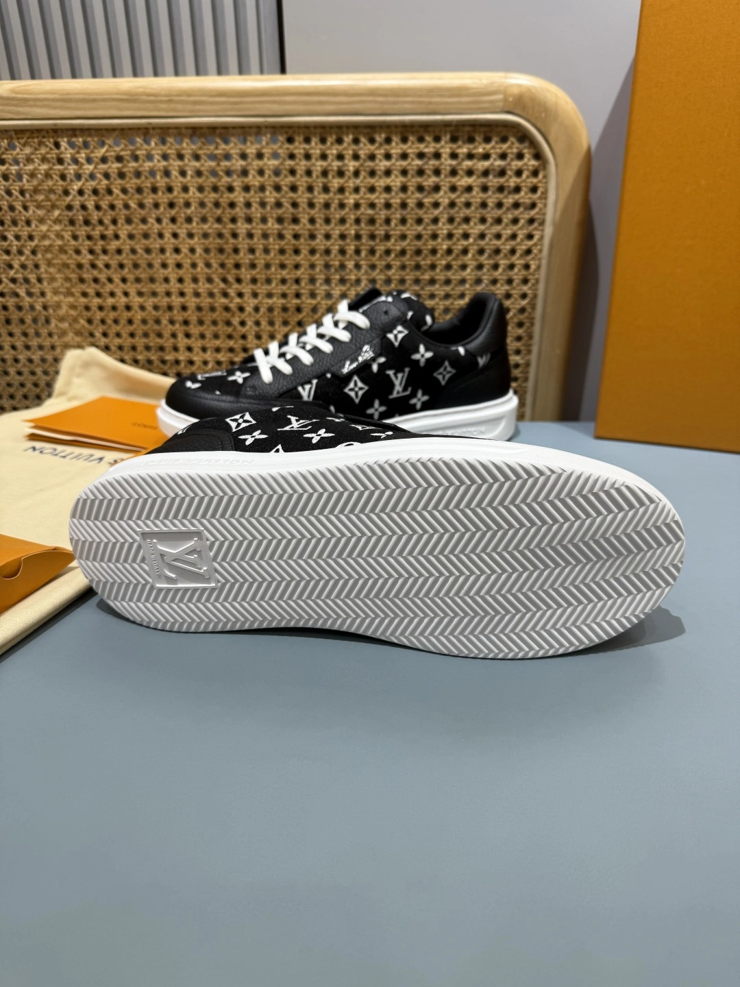 OOBB- 8V 1ACQL4 Beverly Hills item:F-X430A1629