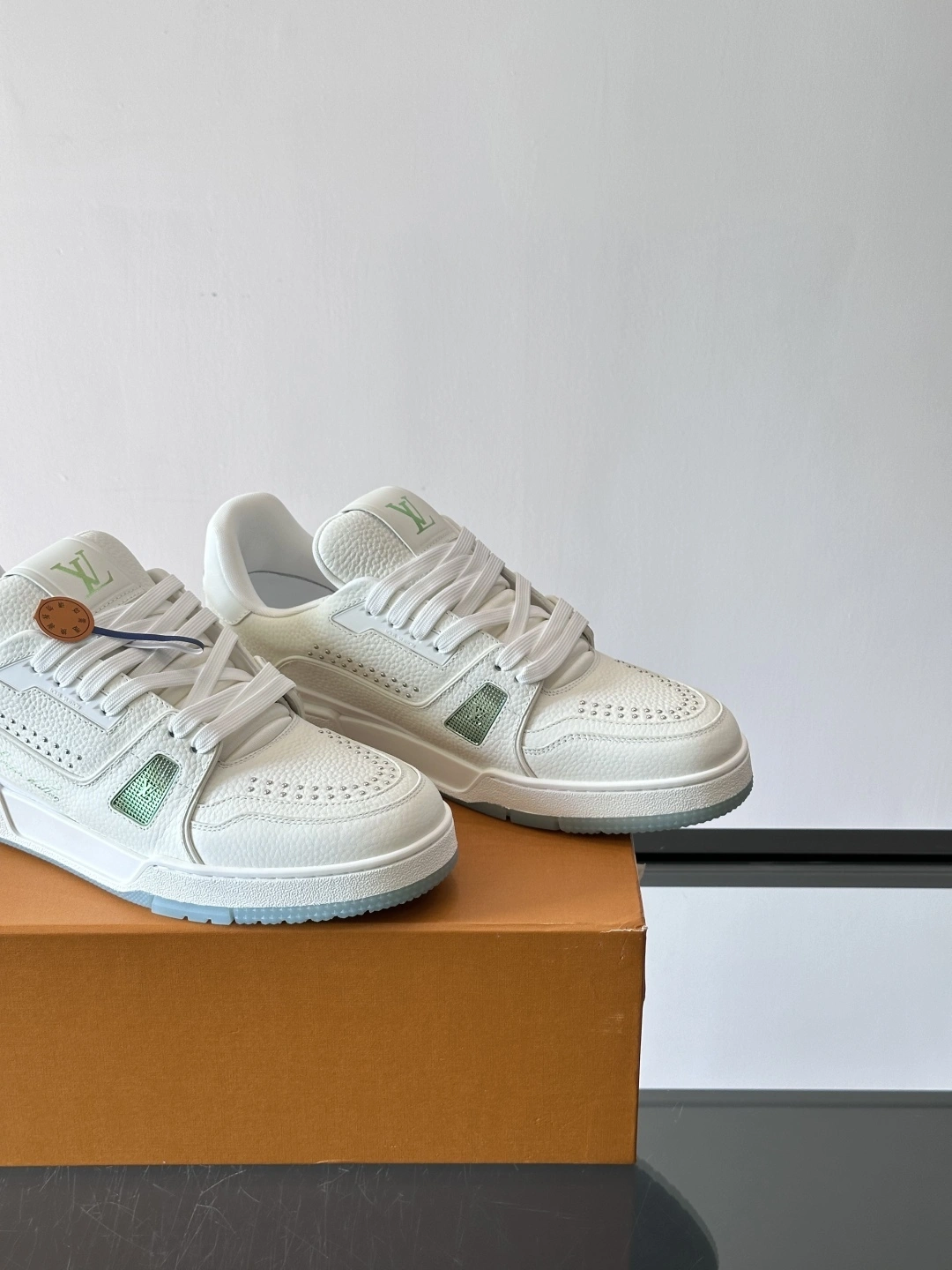 OOBB- 8V 1AHTH9 Calfskin TRAINER item：E-X313I0301
