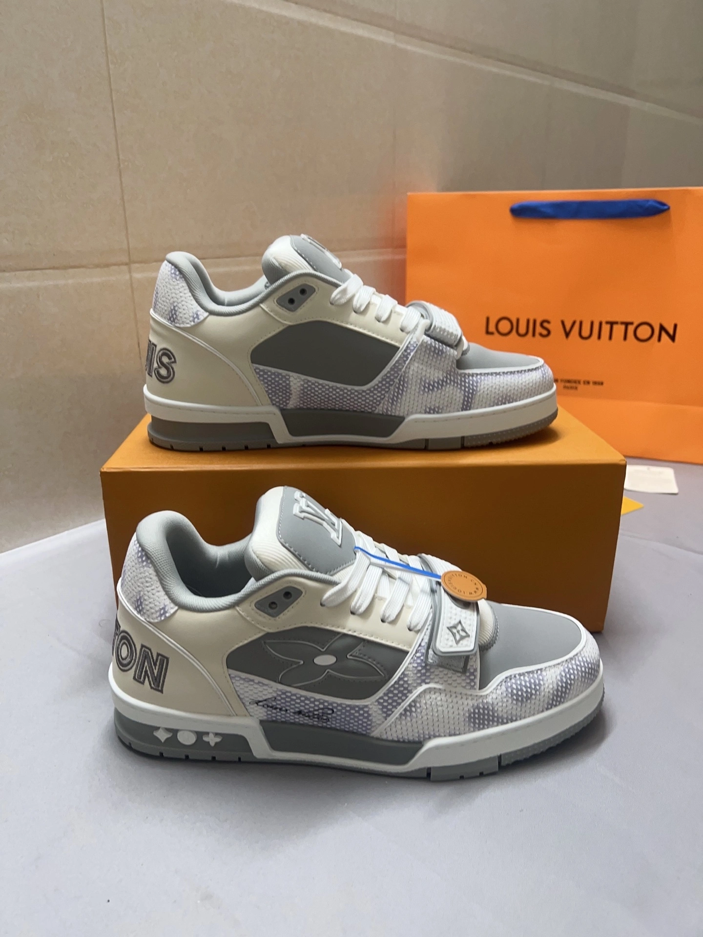 OOBB- 8V 1AINX6 TARINE cowhide item:F-X585A0709B