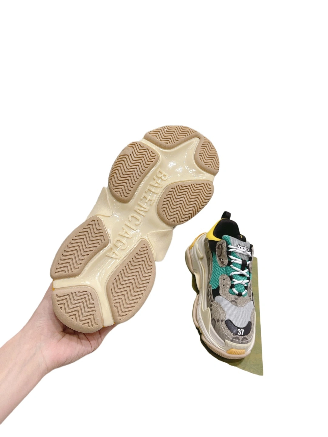 &OOBB— 681067 UMO20 9766 Triple S item:C-X158B2112