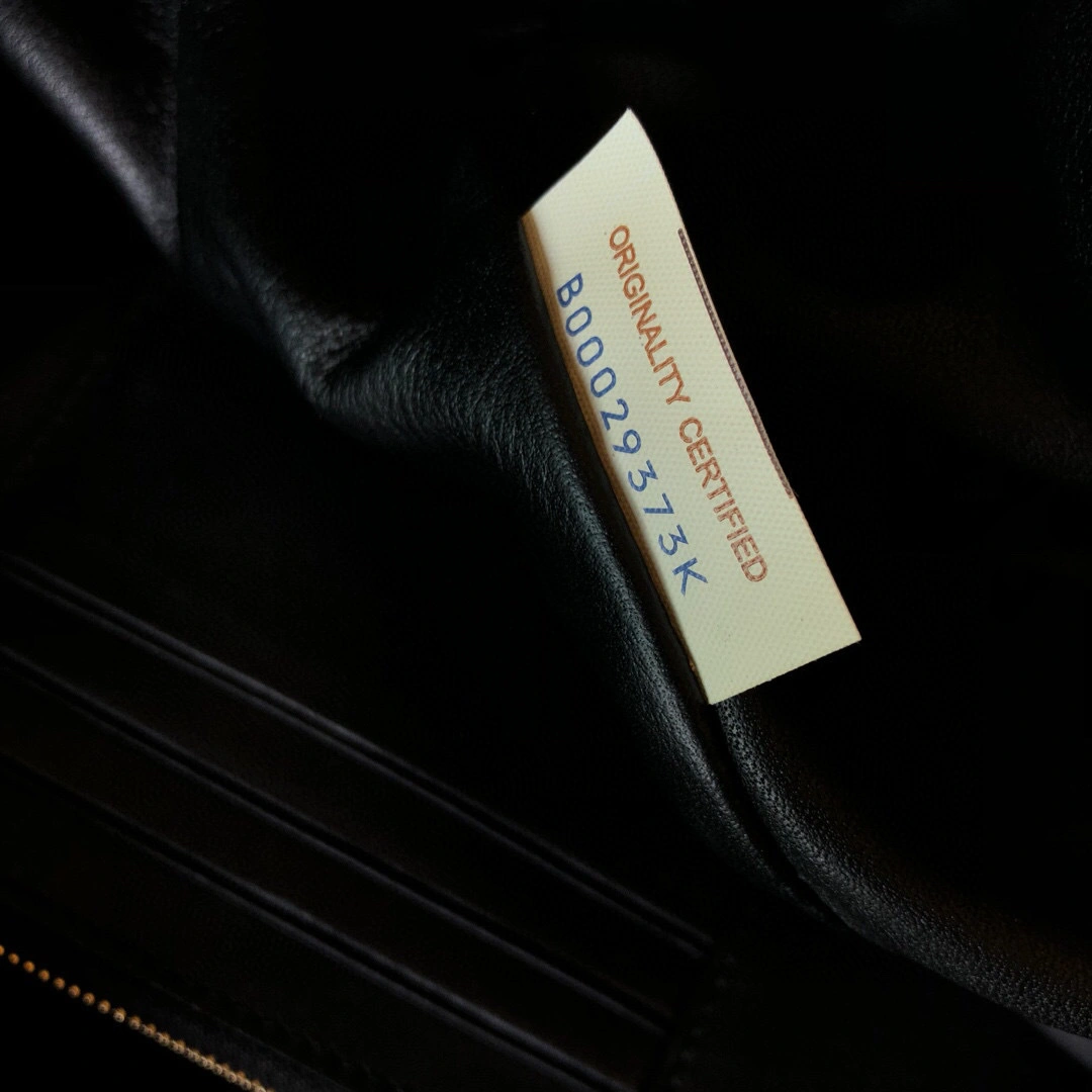 POUCH buttermilk skin 576227VBIU51229, counters quality item: 086I134B1280I1458