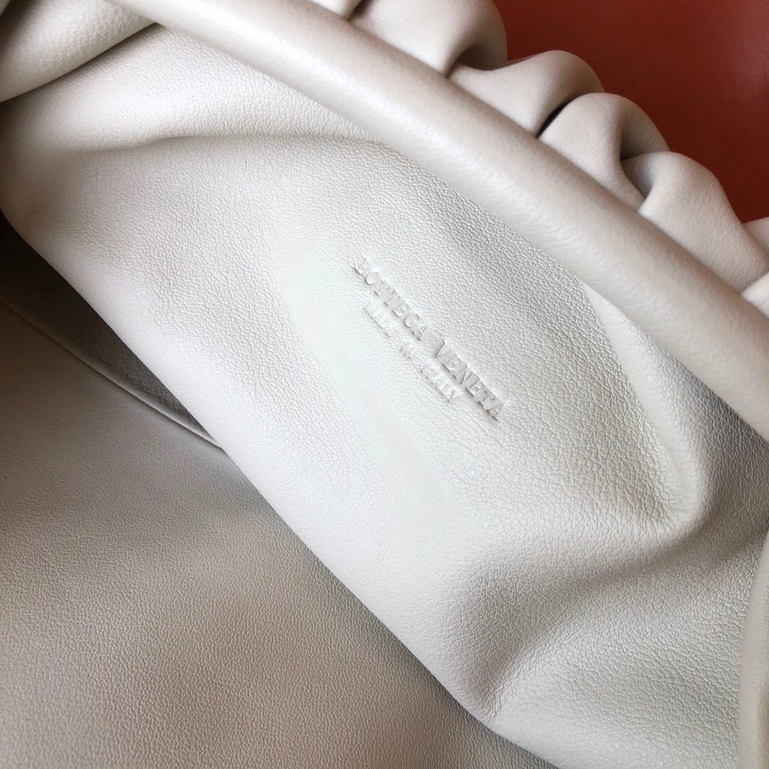 &POUCH buttermilk skin 576227VBIU52030, counters quality item: 086I134B1280I1459