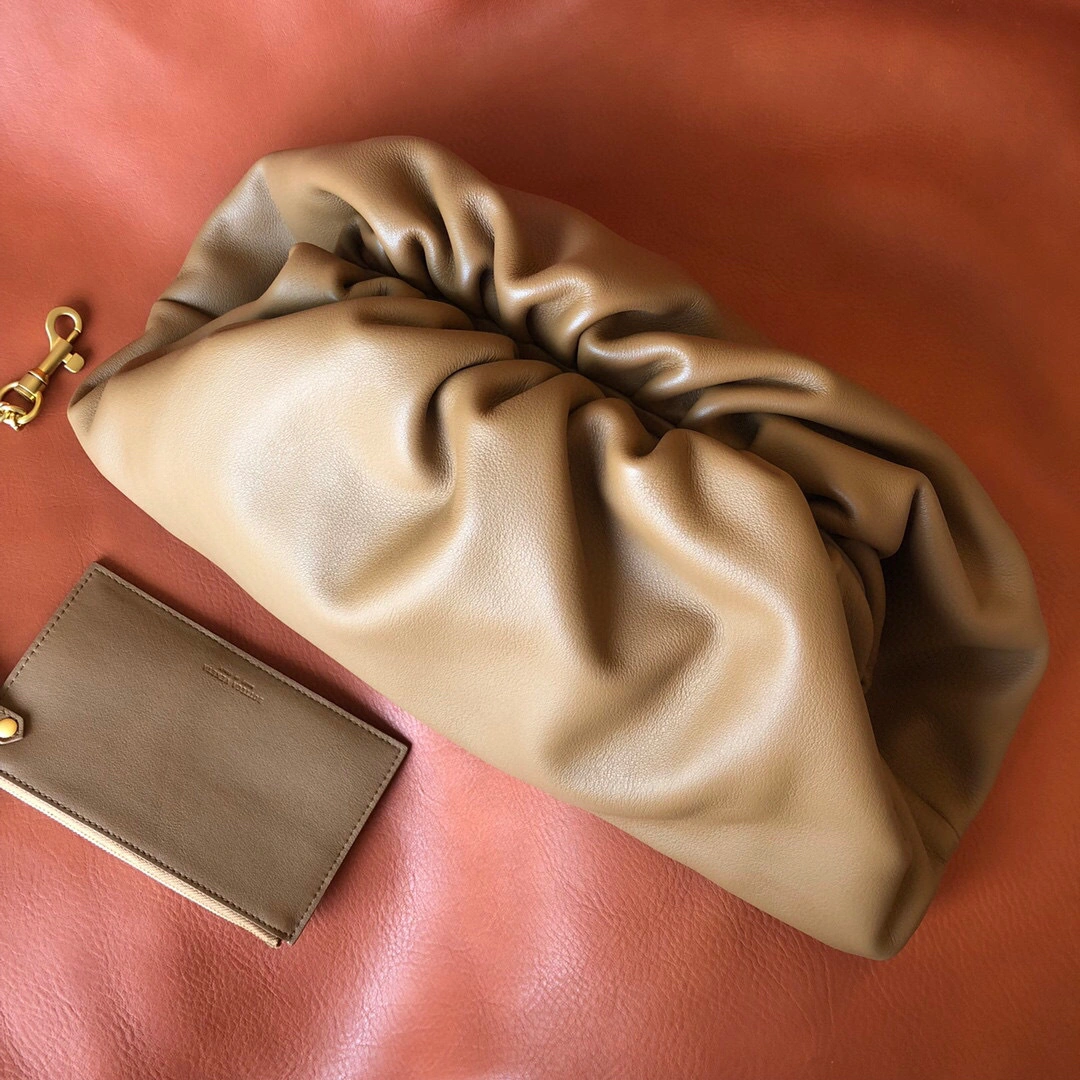 POUCH buttermilk skin 576227VBIU52618, counters quality item: 086I134B1280I1457