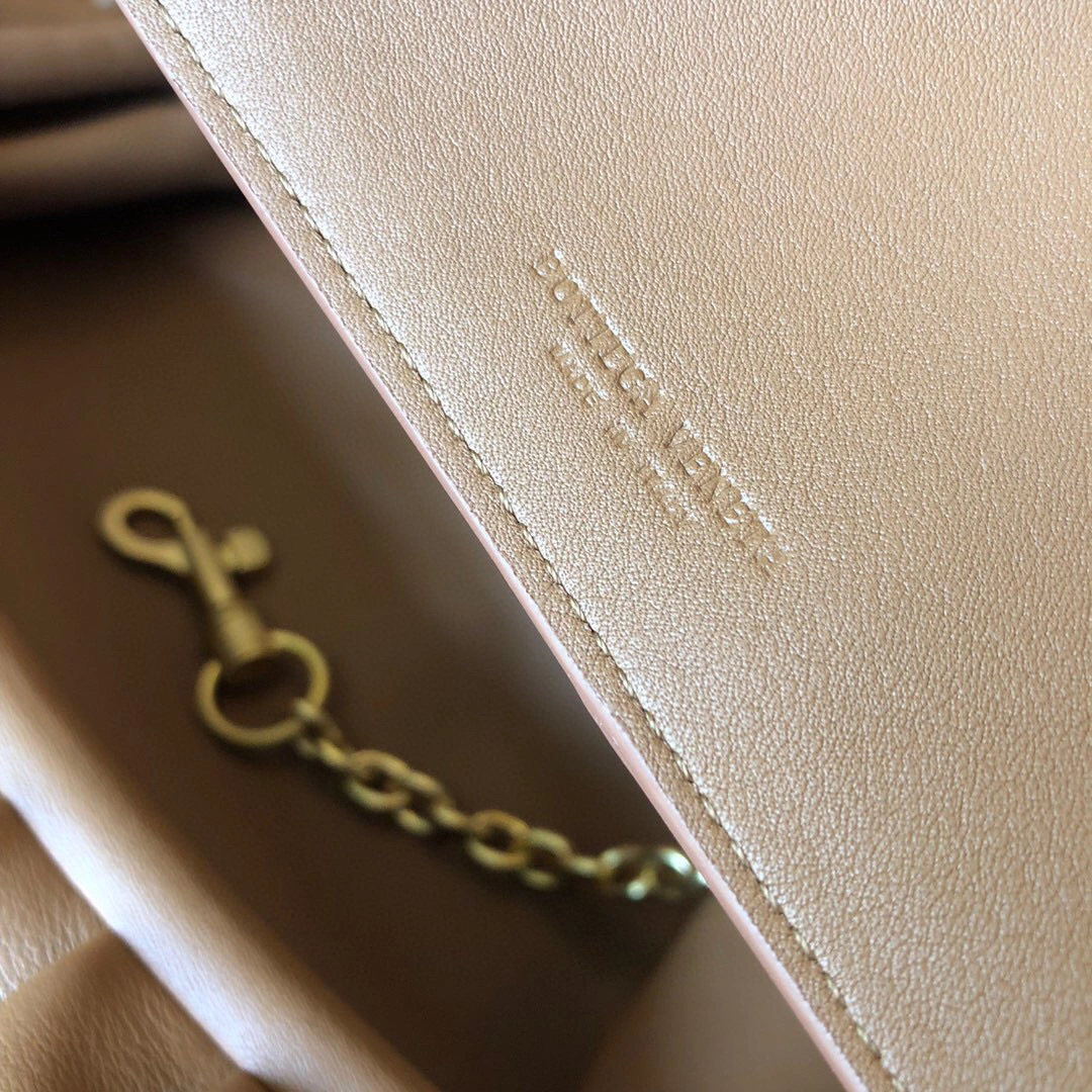 POUCH buttermilk skin 576227VBIU52618, counters quality item: 086I134B1280I1457