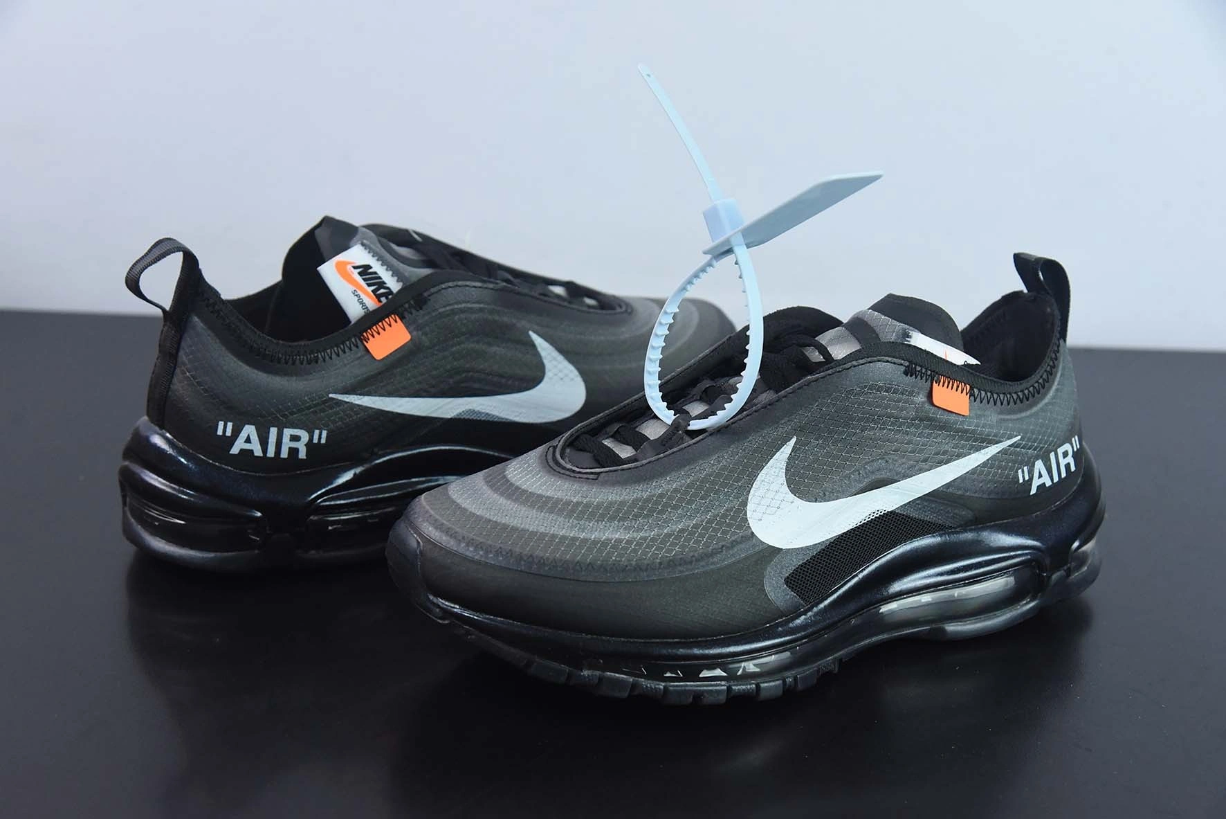 Sneakers3a-- AJ4585-001 item: D-X575A2498