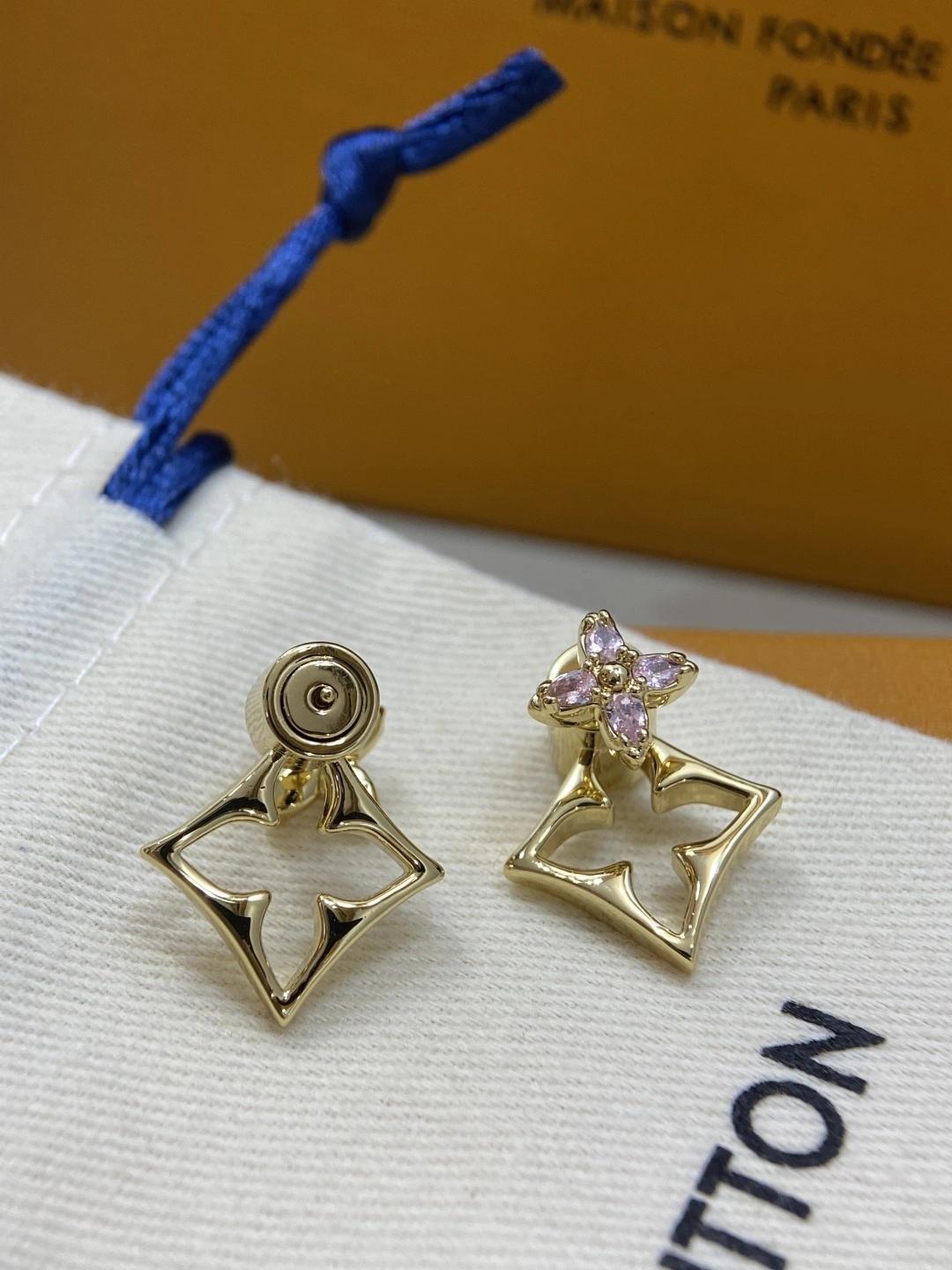 Sparkle jewelry-- 8V earrings Monogram item:E-S392L1394H