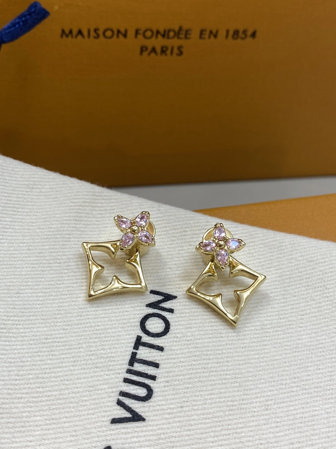 Sparkle jewelry-- 8V earrings Monogram item:E-S392L1394H