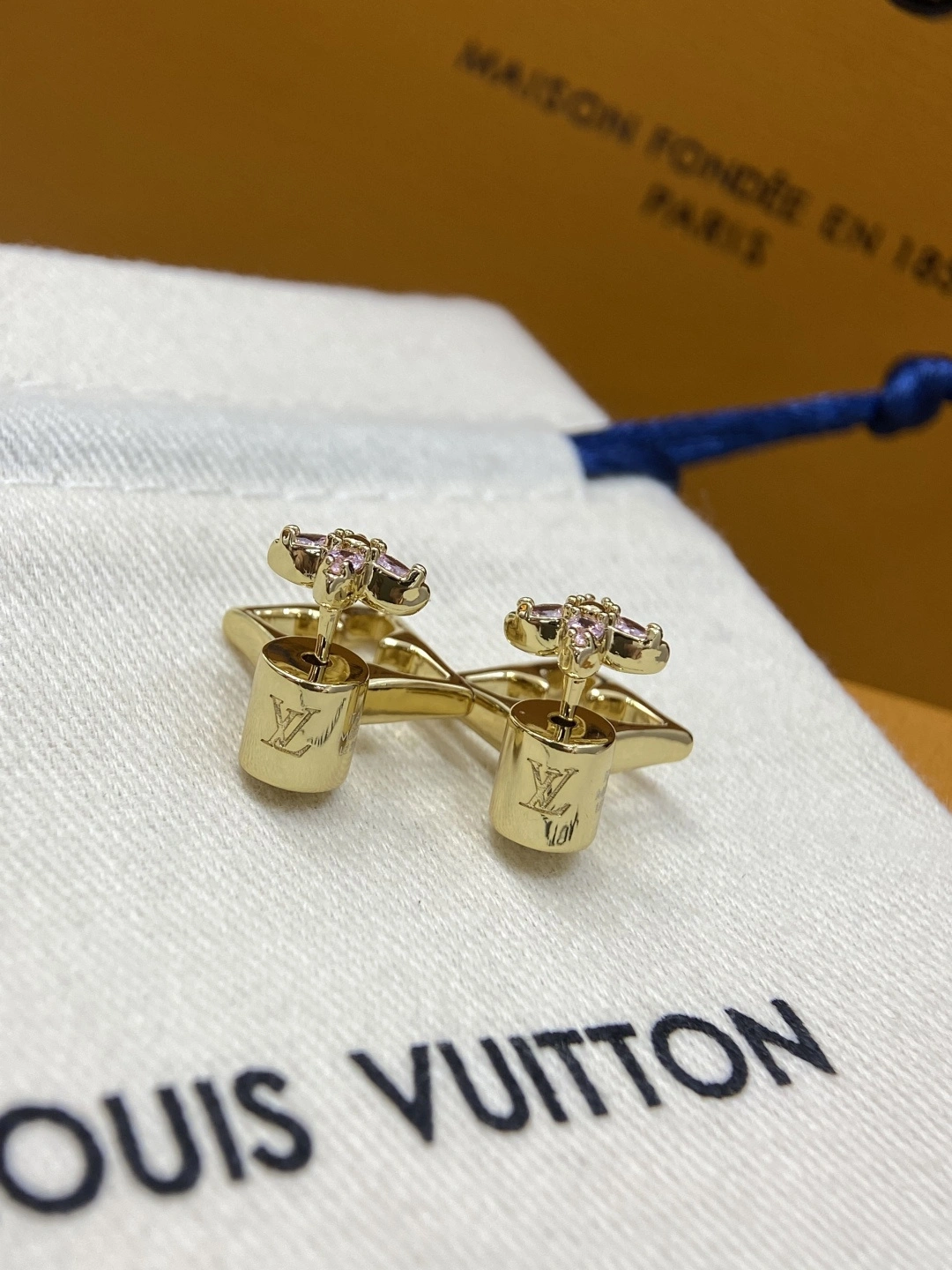 Sparkle jewelry-- 8V earrings Monogram item:E-S392L1394H