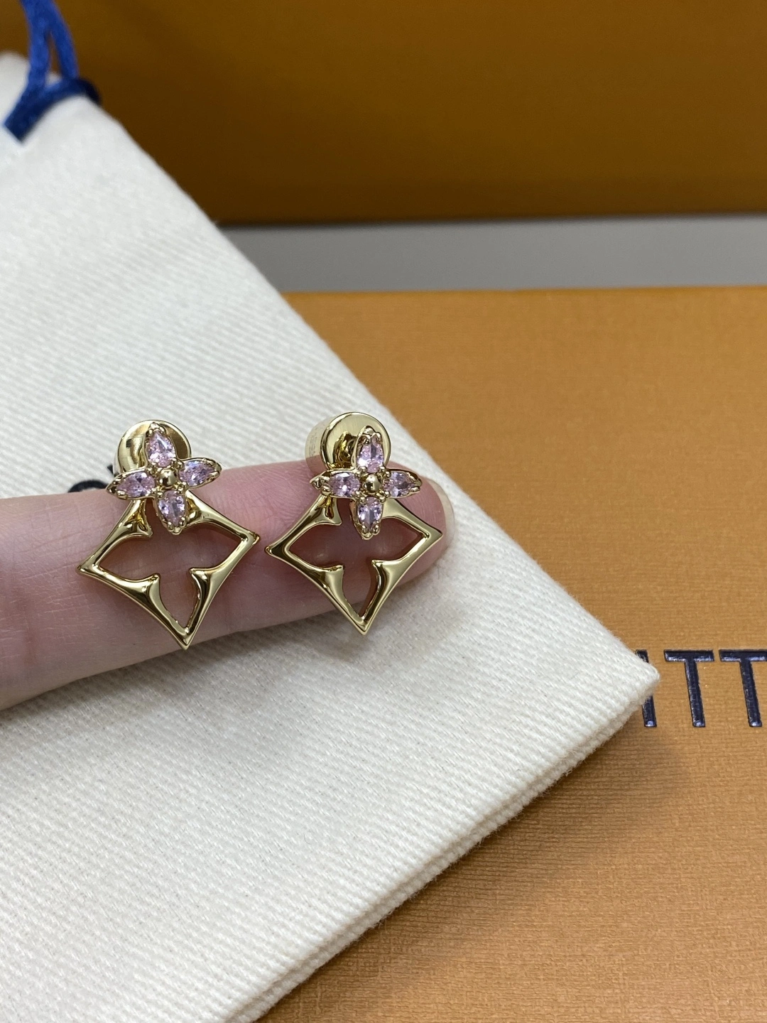 Sparkle jewelry-- 8V earrings Monogram item:E-S392L1394H
