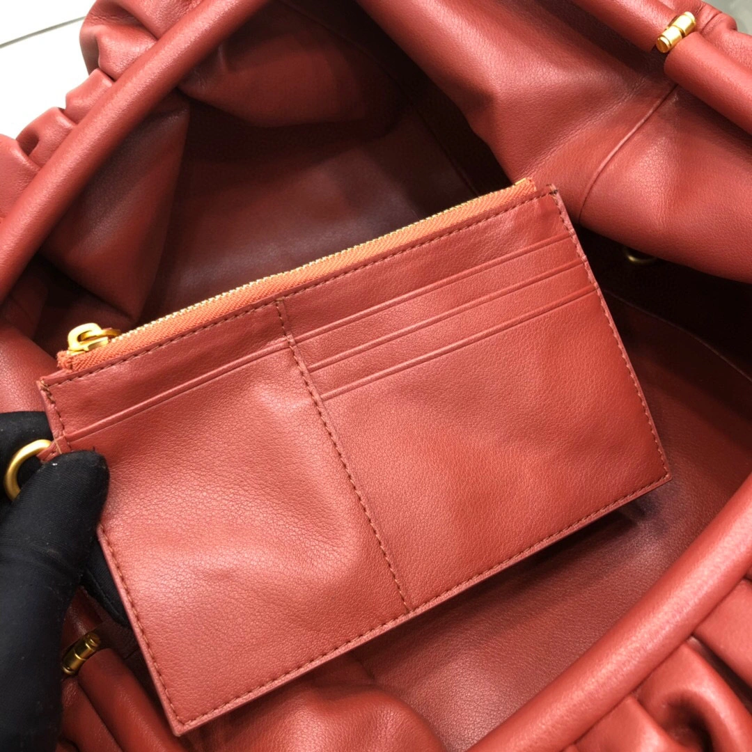 The pouch buttermilk skin 576227VCP408858,counters quality item: 086I134BO880I1433