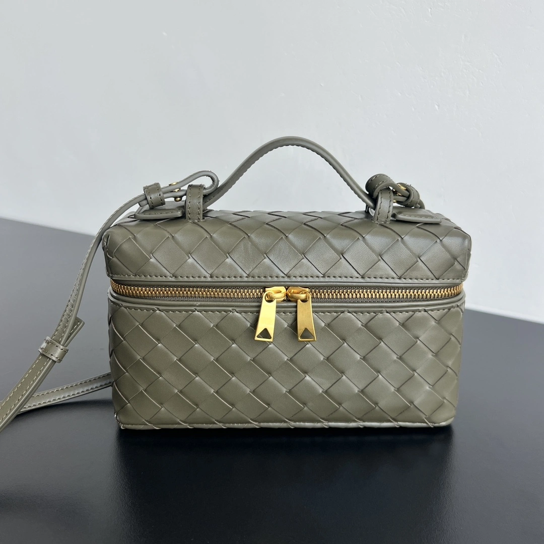 MOMO-- V595t1 high quality version 789109V3IV13228 Vanity Case cowhide item:E-B664I1709H