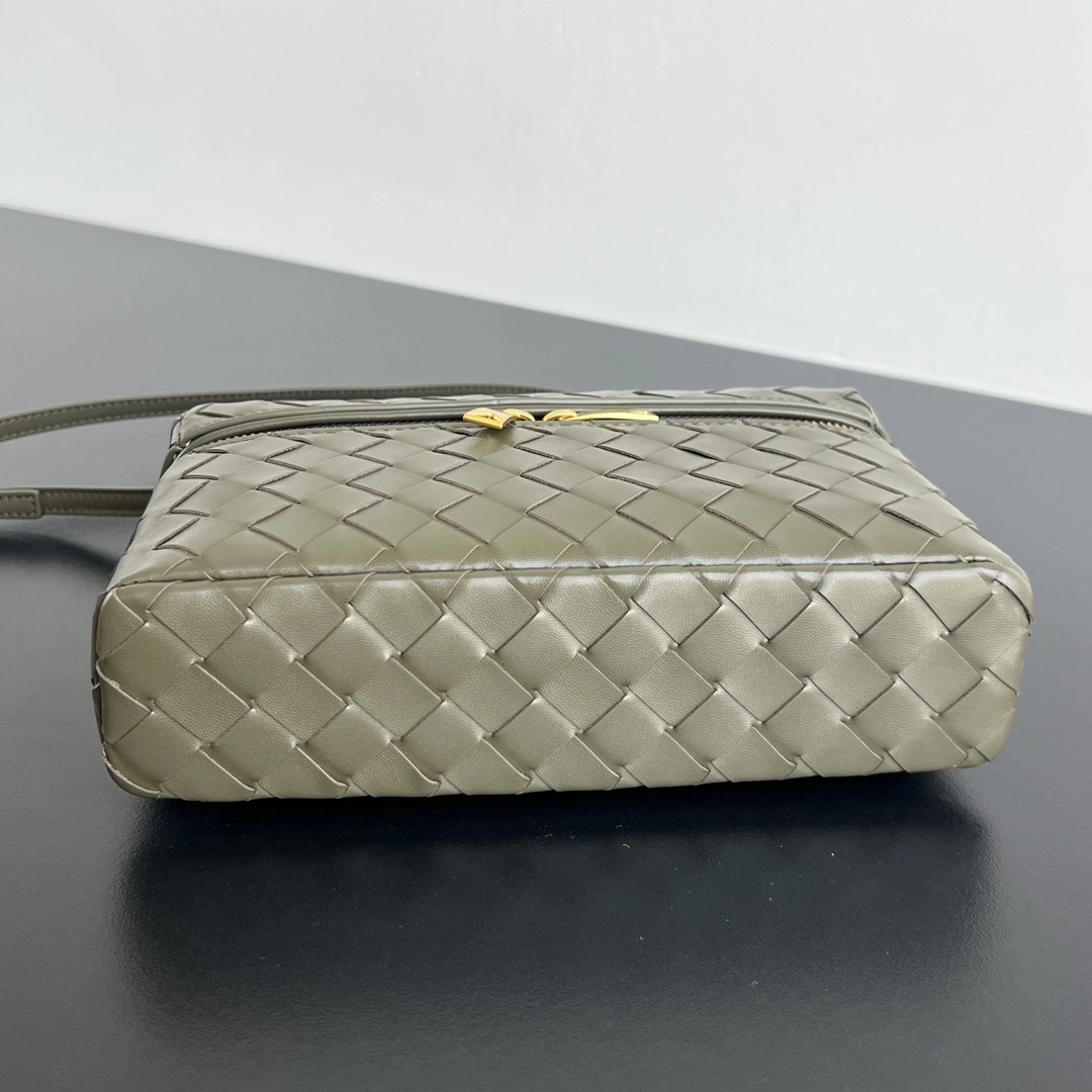MOMO-- V595t1 high quality version 789109V3IV13228 Vanity Case cowhide item:E-B664I1709H