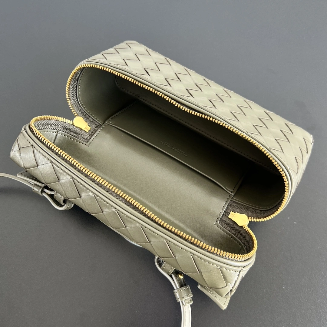 MOMO-- V595t1 high quality version 789109V3IV13228 Vanity Case cowhide item:E-B664I1709H