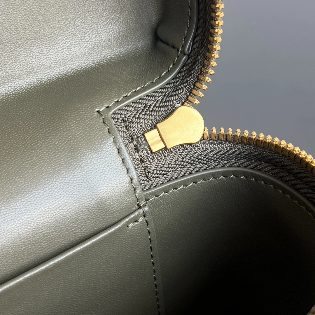 MOMO-- V595t1 high quality version 789109V3IV13228 Vanity Case cowhide item:E-B664I1709H
