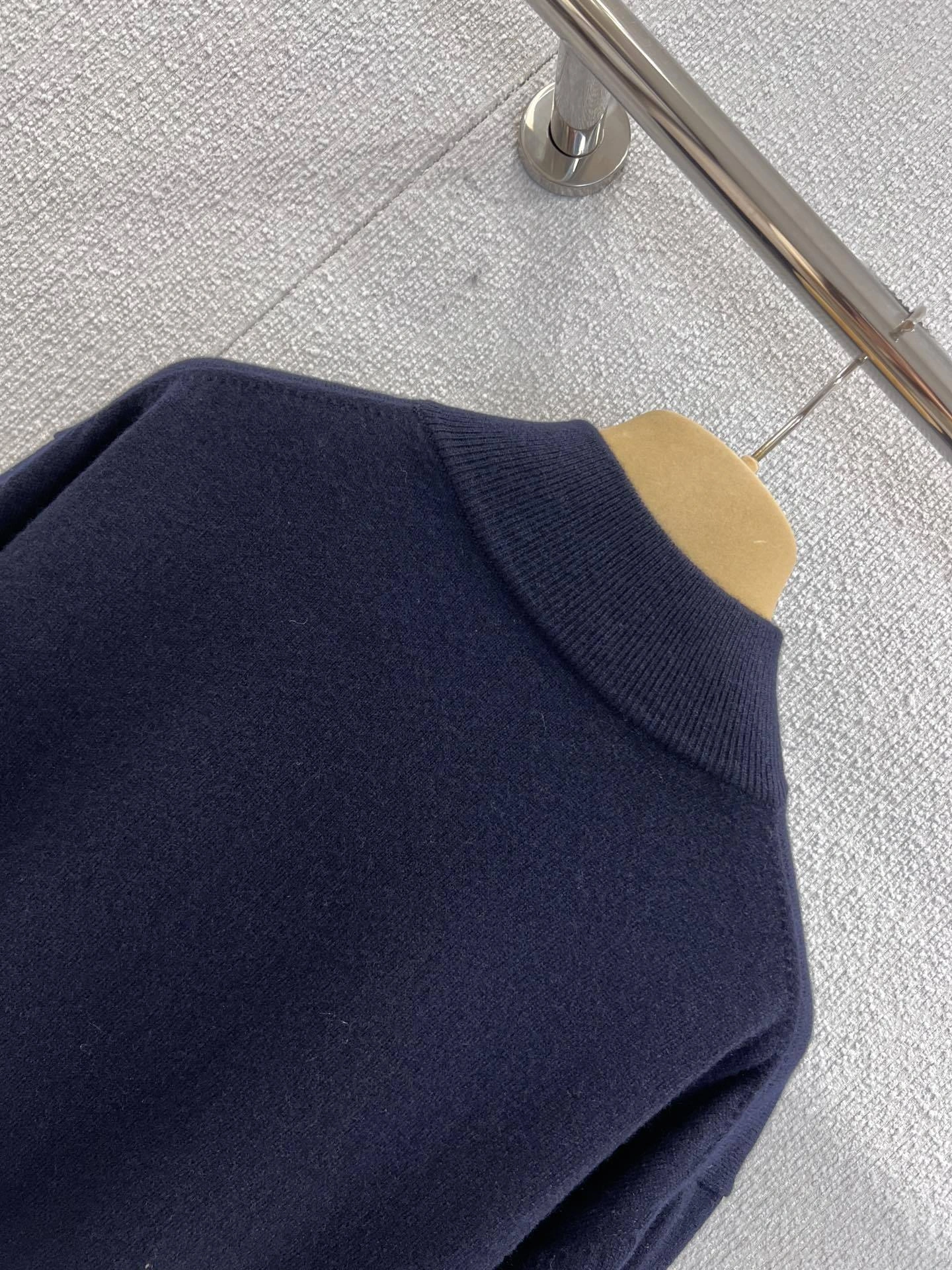 Victoria -- 7iu7iu cashmere sheepskin item:E-F061I0761