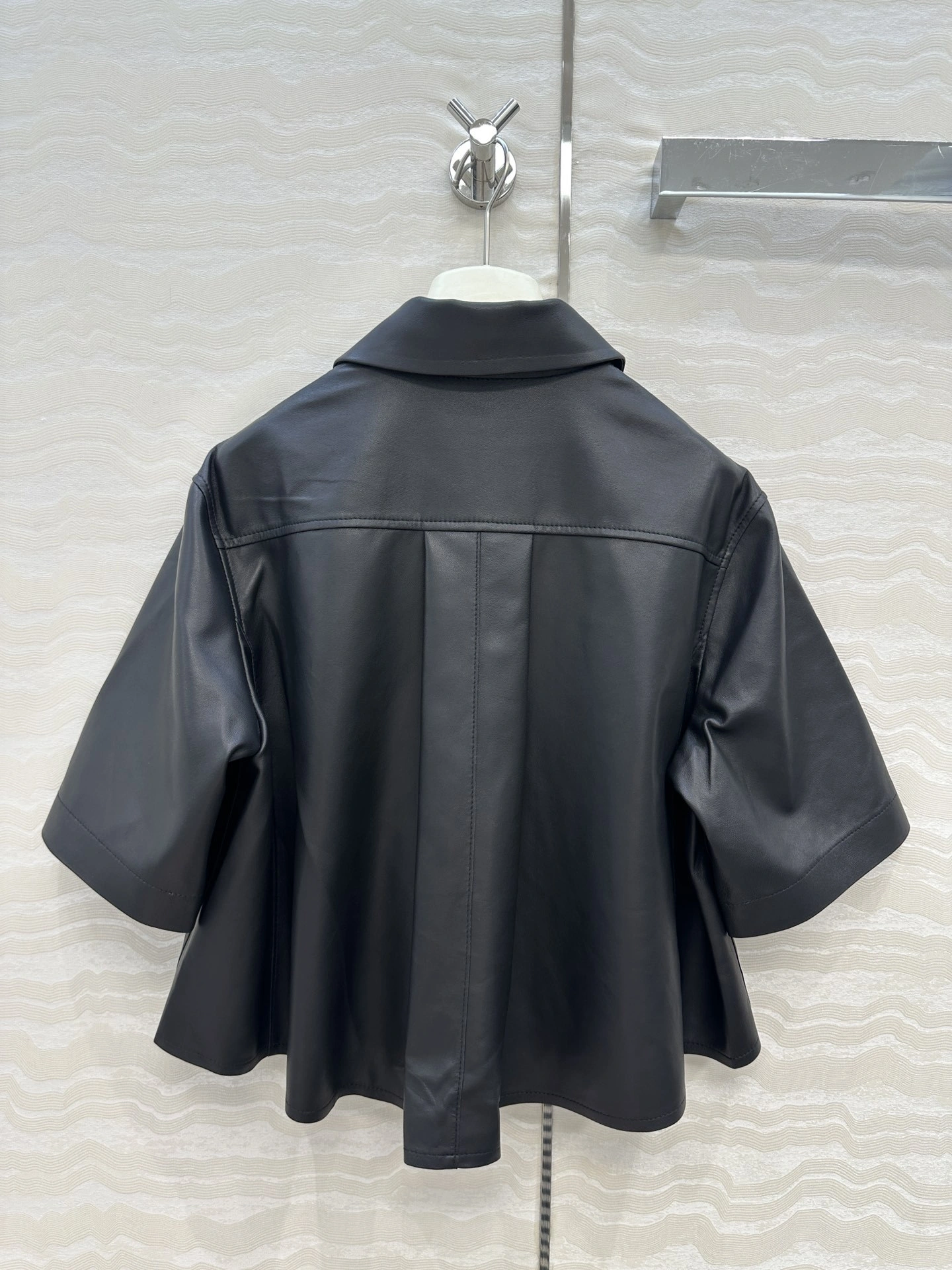 Victoria -- 8o5w5 sheepskin item:E-F061I0741