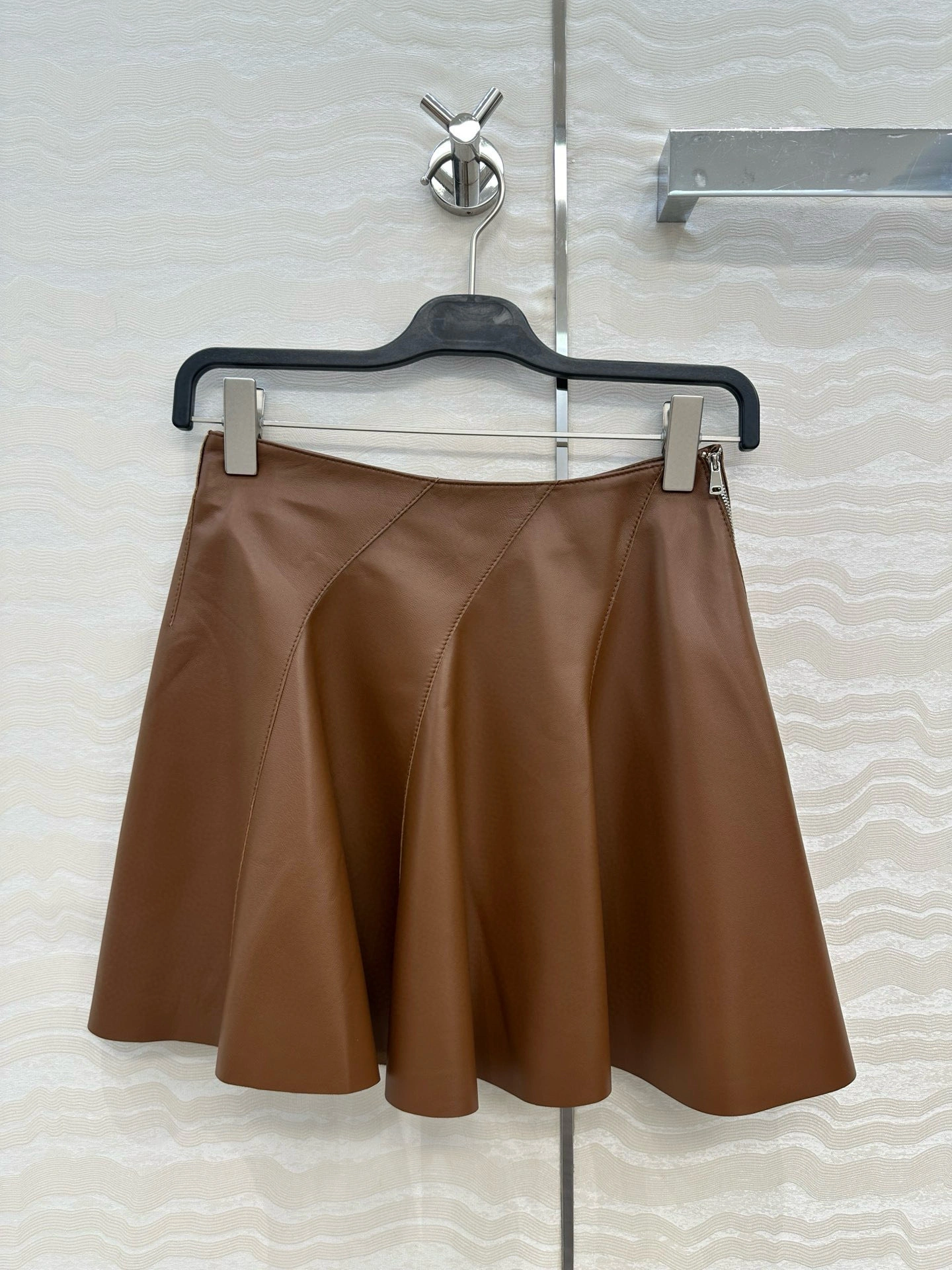 Victoria -- R18ph sheepskin 2colour item:E-F061I0744-2